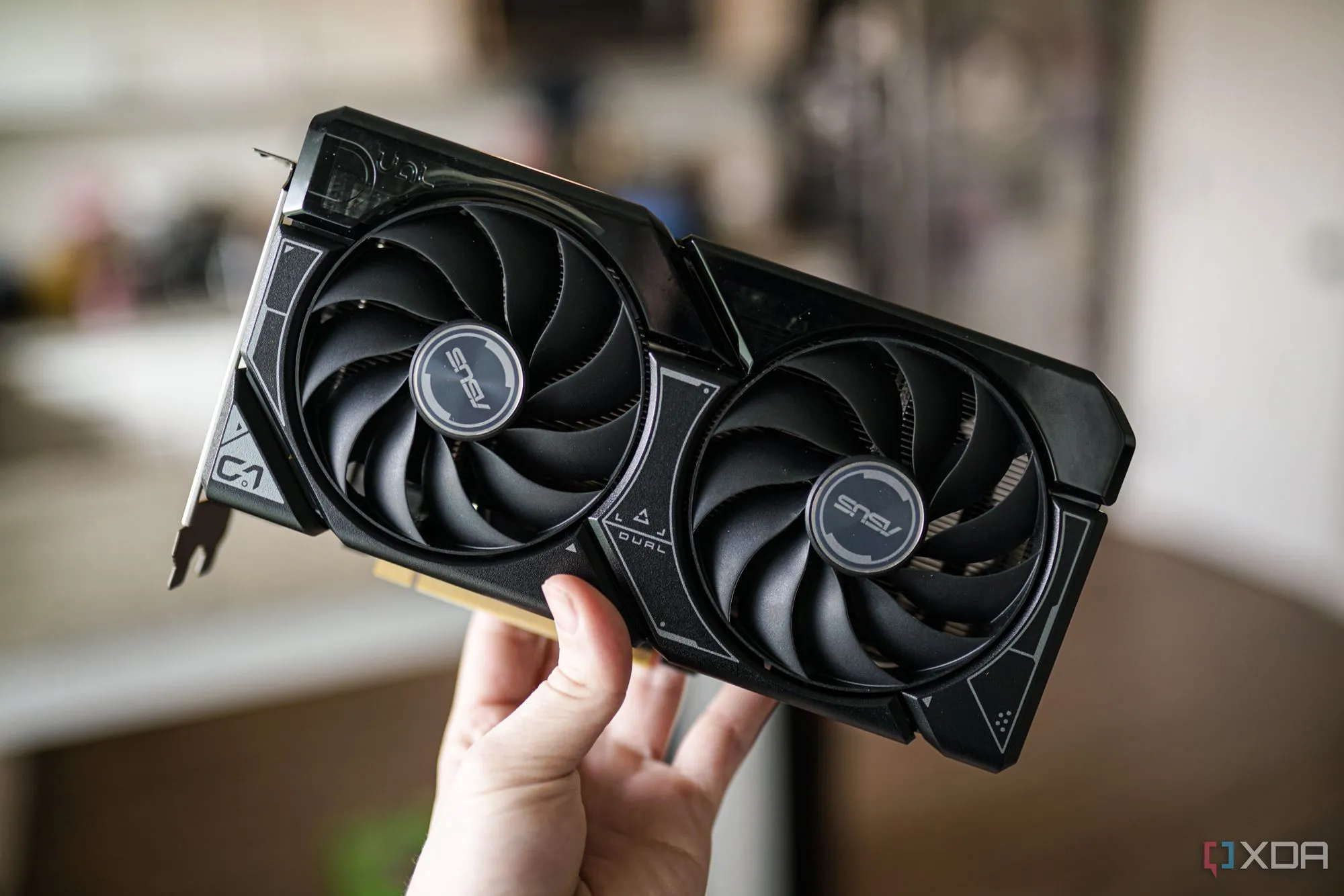 Ảnh cận cảnh tay cầm card đồ họa Nvidia RTX 4060