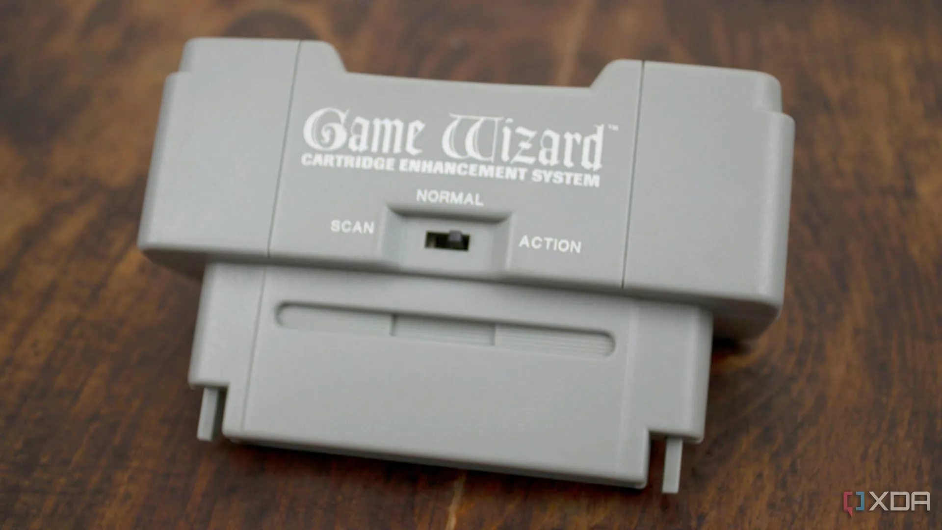 Ảnh chụp mặt trước của thiết bị cheat Game Wizard SNES