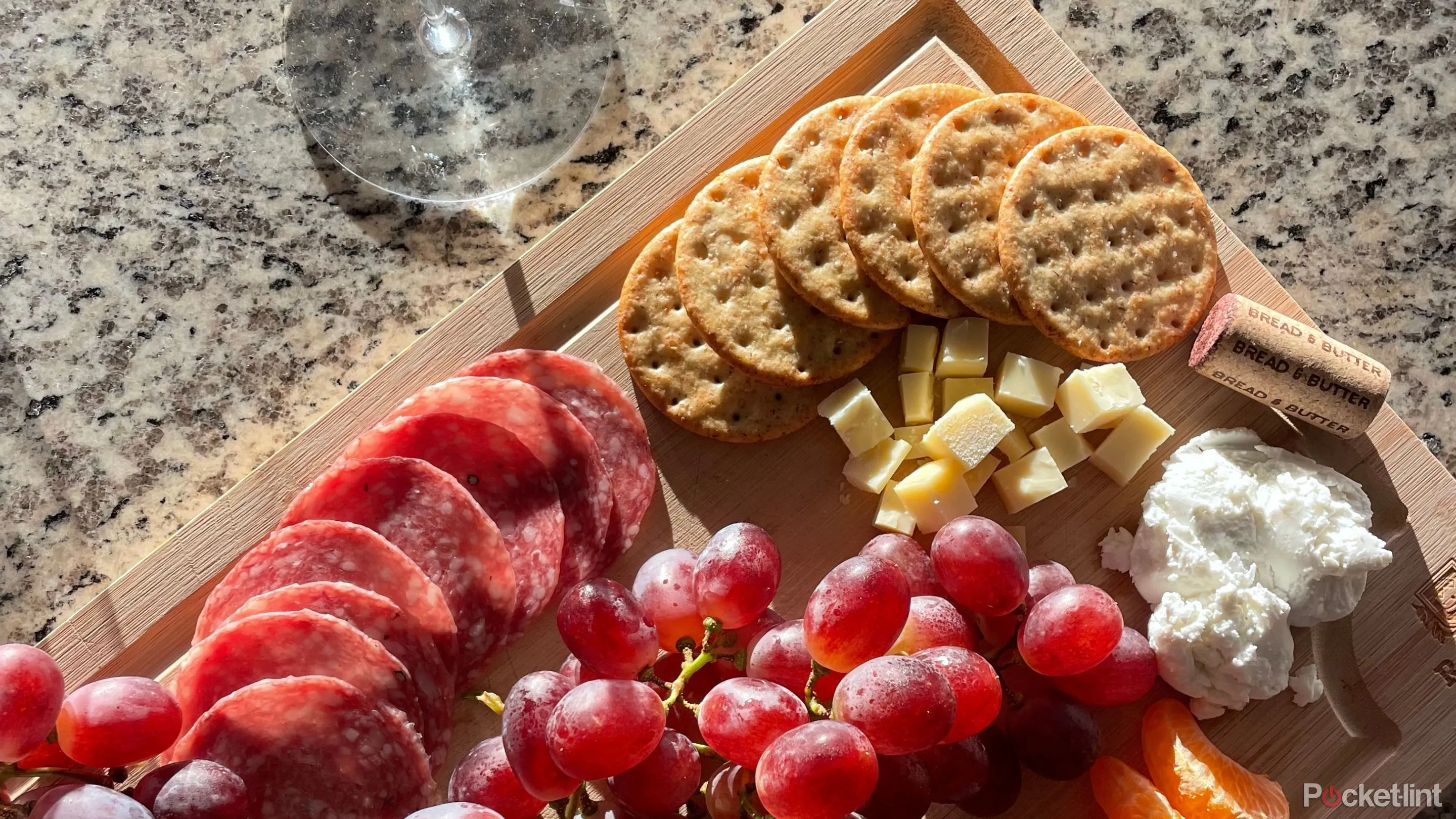 Ảnh chụp món ăn charcuterie board bằng camera iPhone 16 Pro