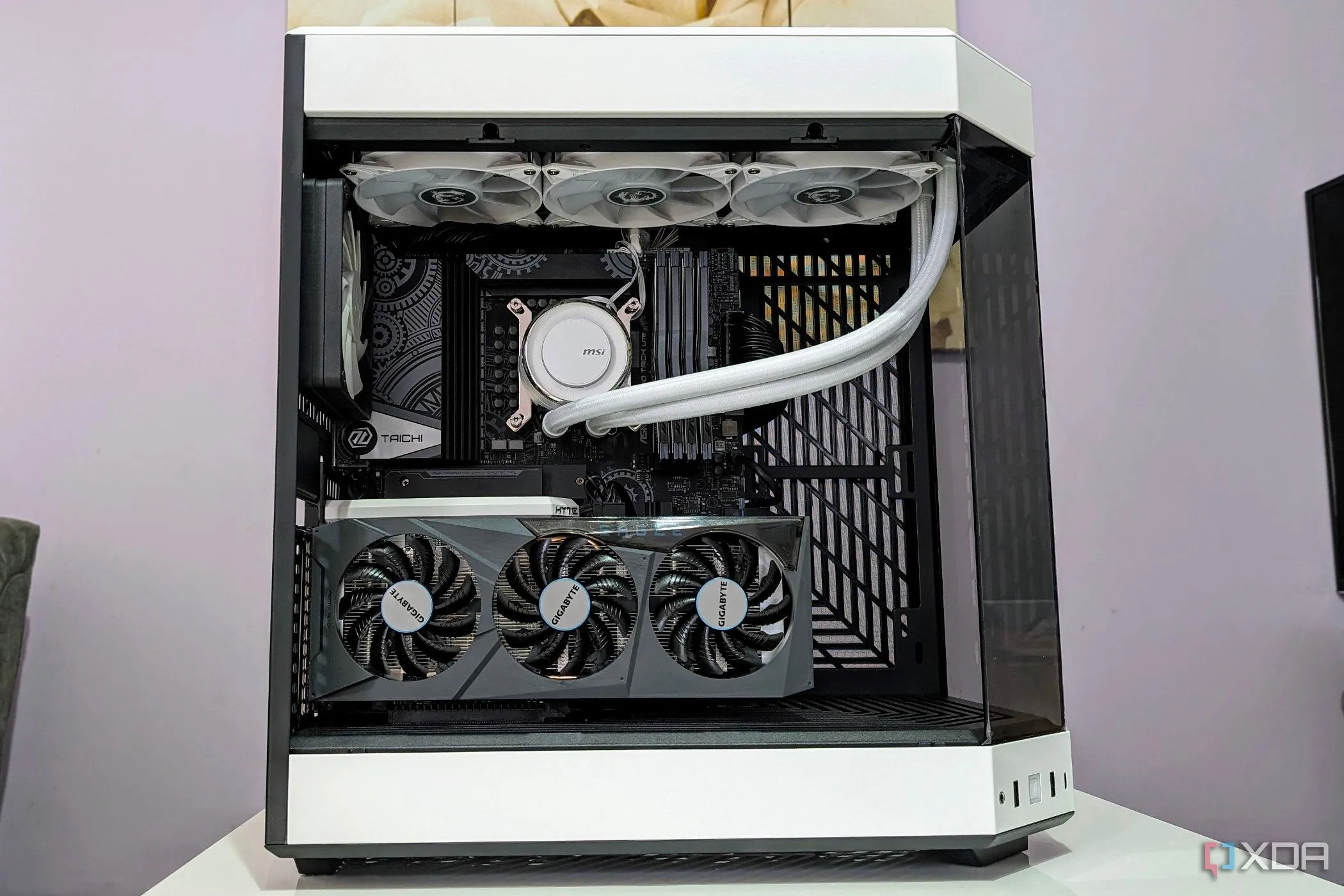 Ảnh minh họa thùng máy tính PC màu trắng với tản nhiệt nước AIO.
