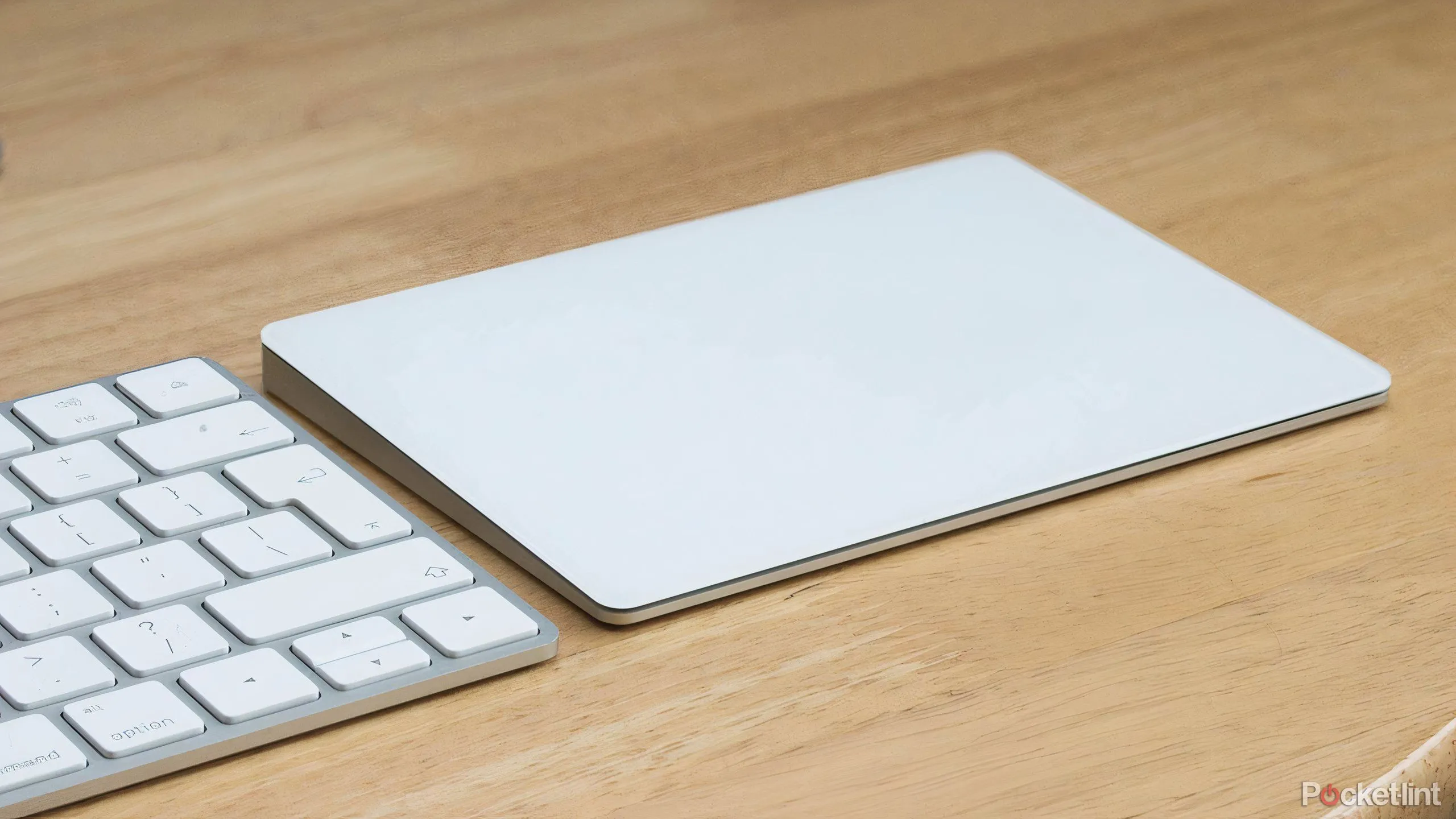 Bộ đôi Apple Magic Trackpad 2 và Magic Keyboard, minh họa phụ kiện cần thiết cho chế độ desktop.