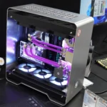 Bộ máy tính PC tùy chỉnh InWin 977EK với tản nhiệt nước màu hồng.