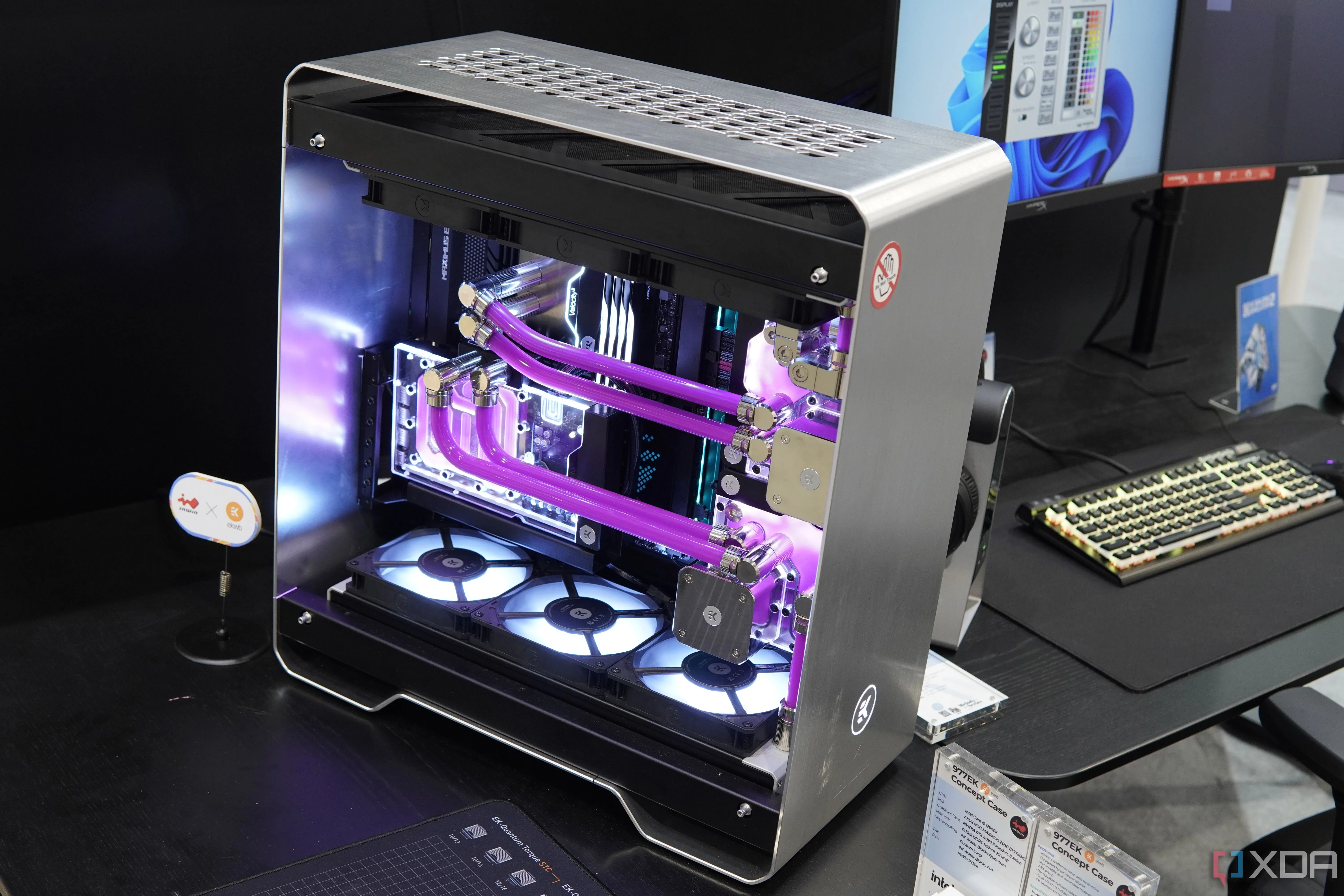 Bộ máy tính PC tùy chỉnh InWin 977EK với tản nhiệt nước màu hồng.