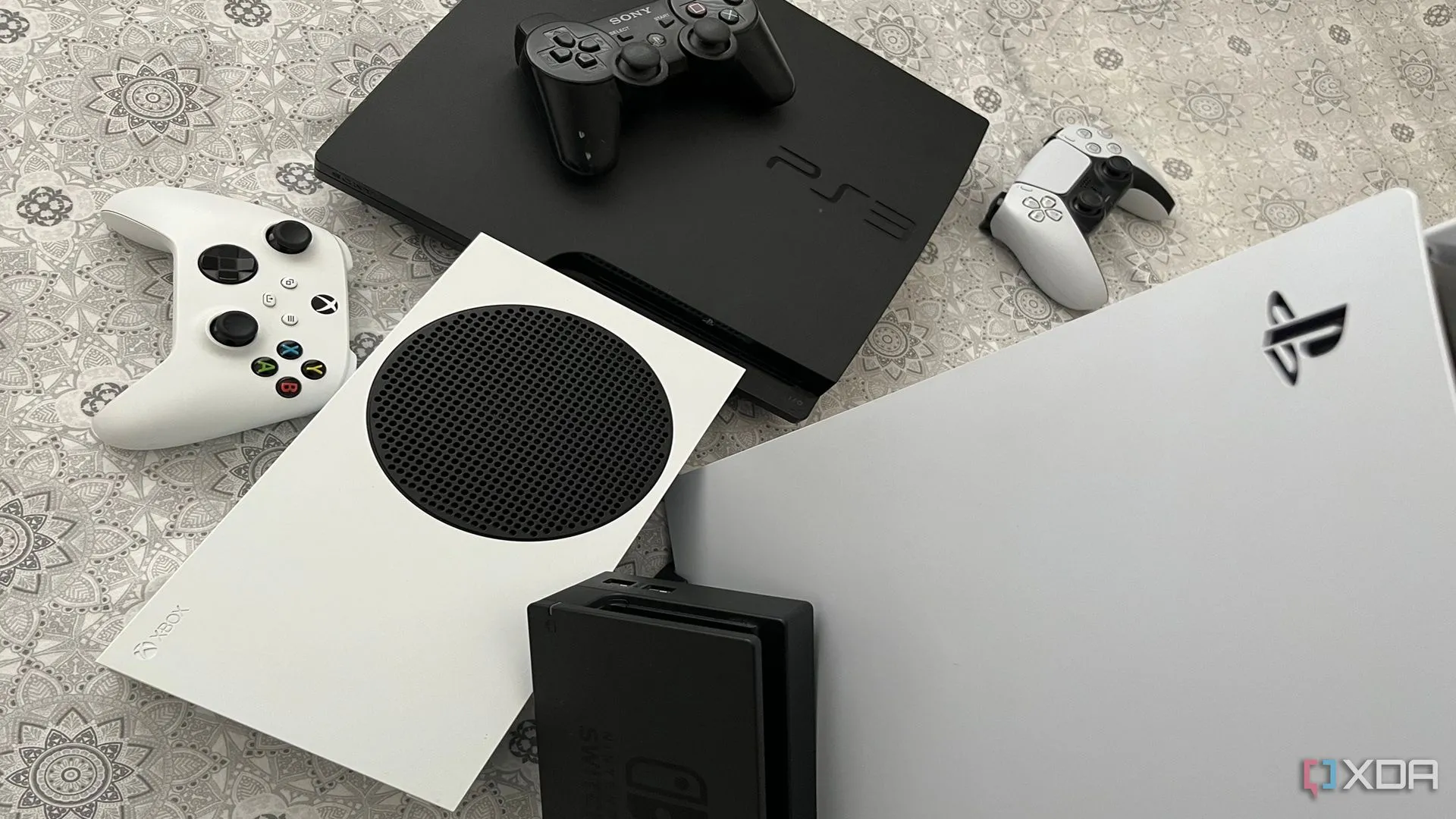 Bộ sưu tập các máy chơi game console PlayStation 5, Xbox Series X, dock Nintendo Switch và PlayStation 3