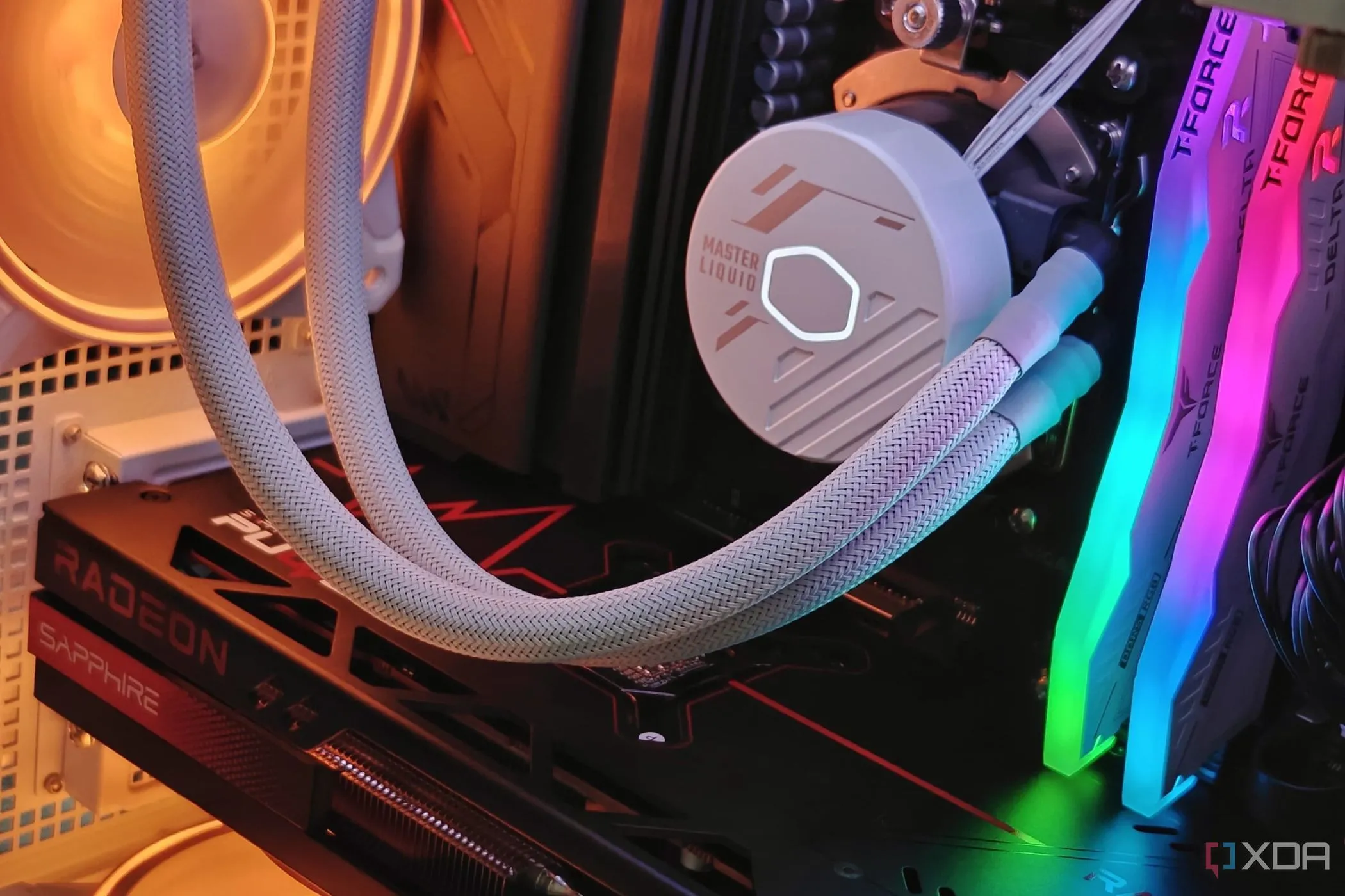 Các linh kiện bên trong thùng máy tính gaming có đèn RGB.