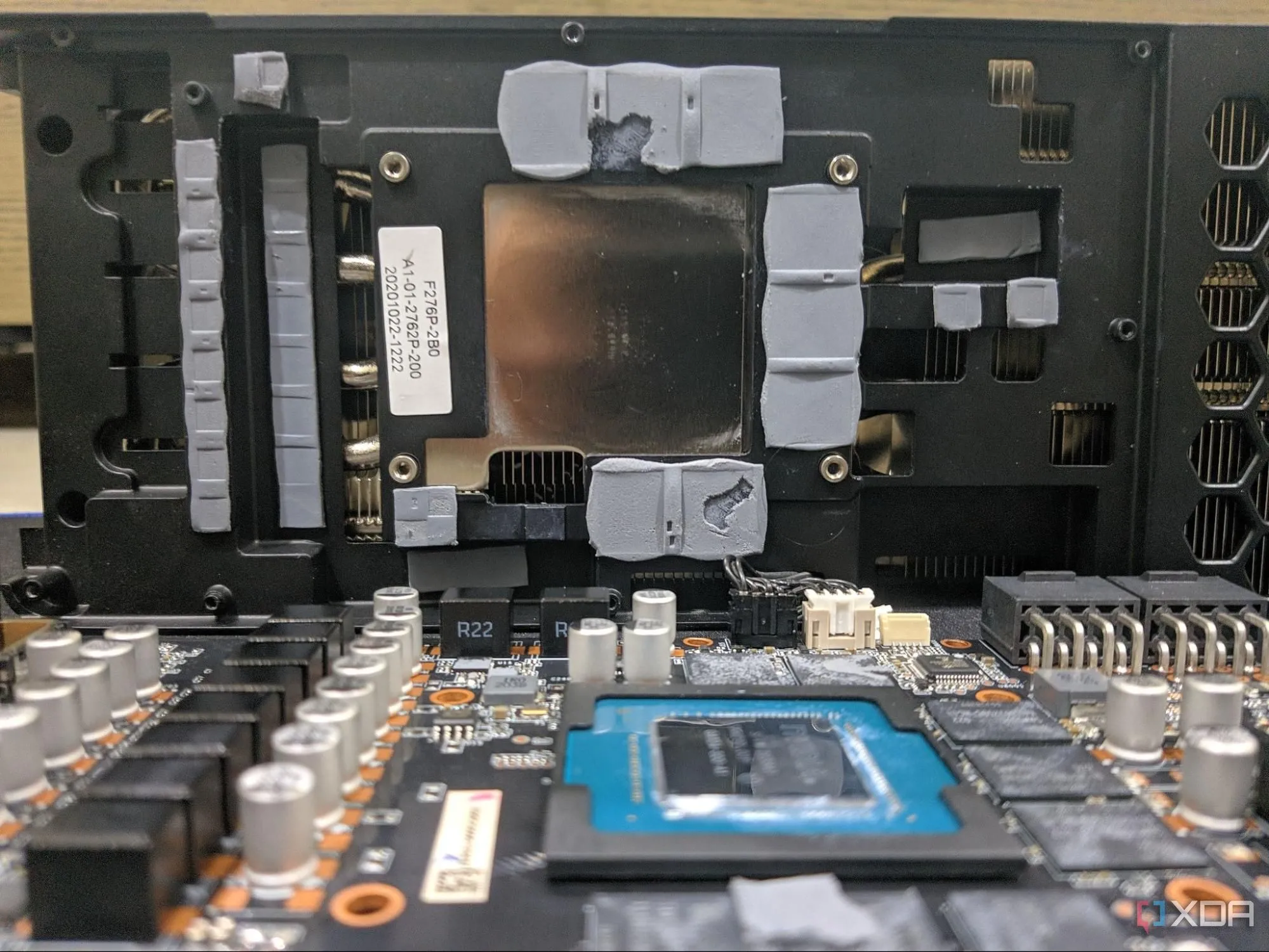 Cận cảnh chip xử lý GPU, pad tản nhiệt và bộ tản nhiệt của card đồ họa RTX