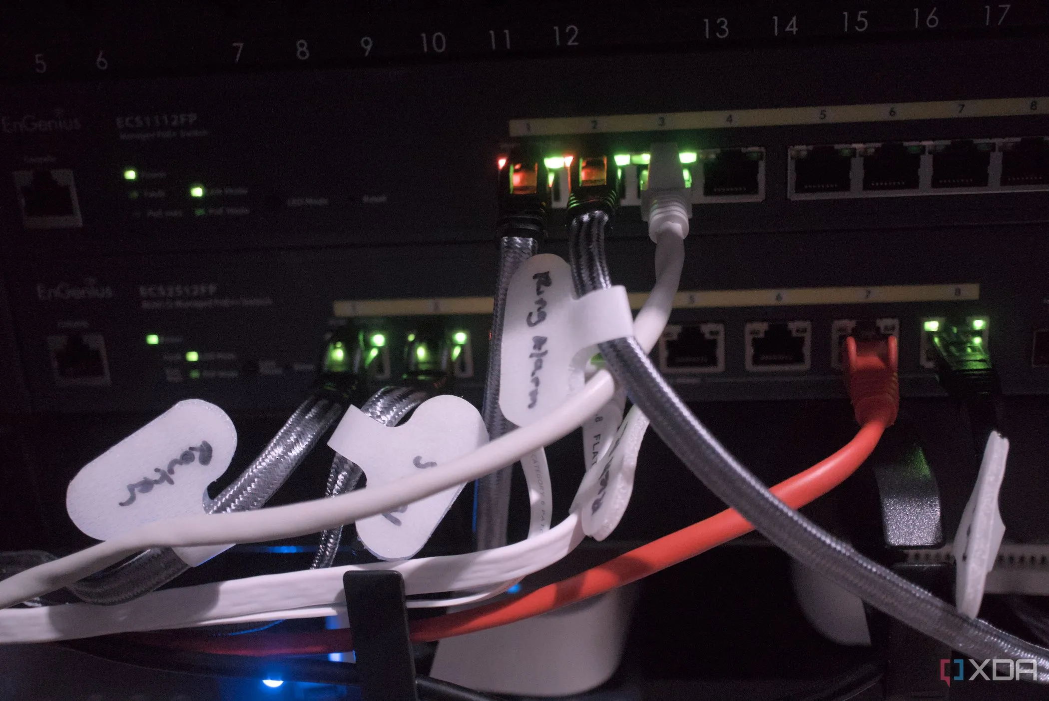 Cáp mạng trong tủ rack server minh họa môi trường home lab