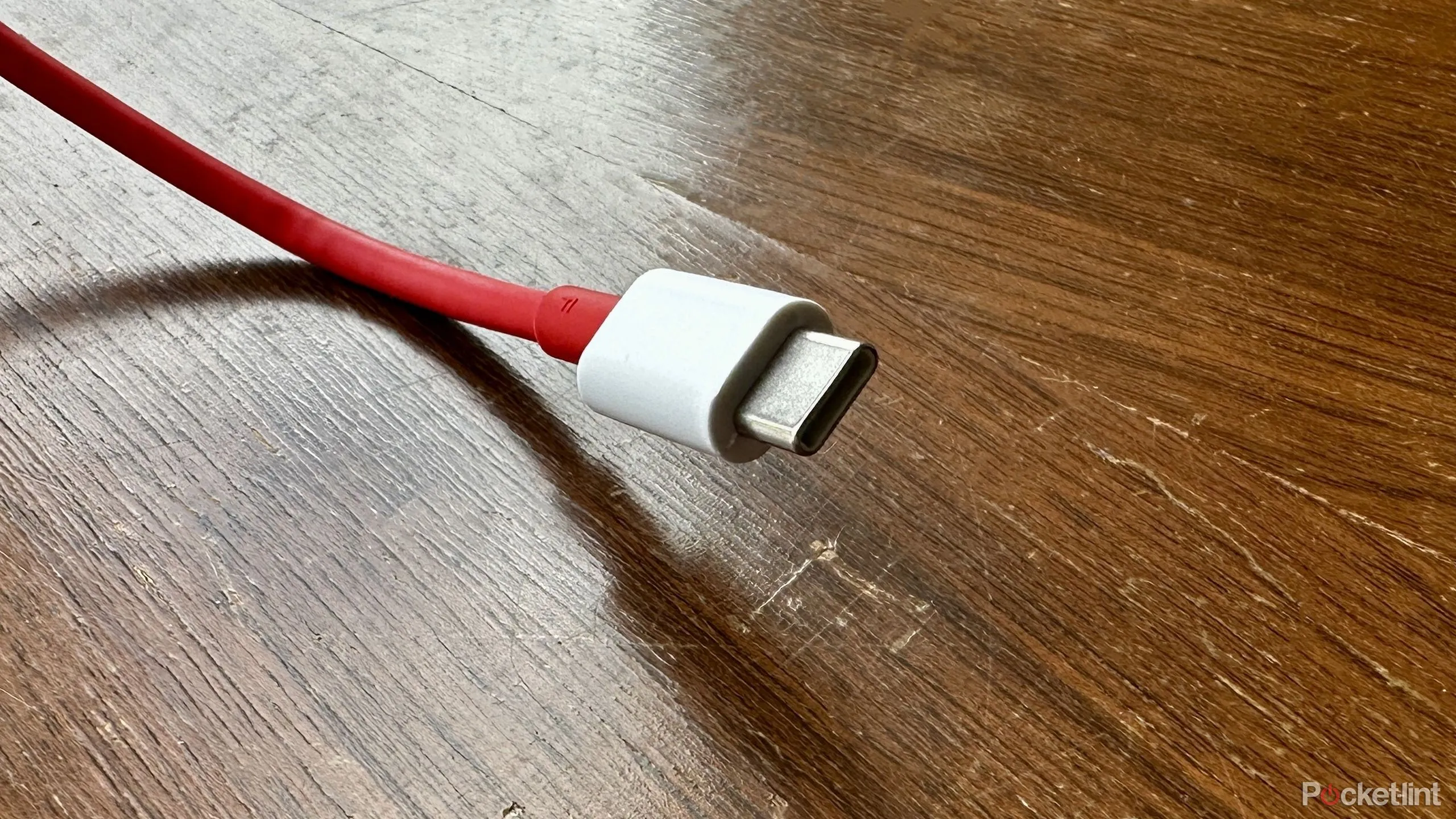 Cáp USB-C màu đỏ, biểu tượng của chuẩn kết nối hiện đại, tiện lợi