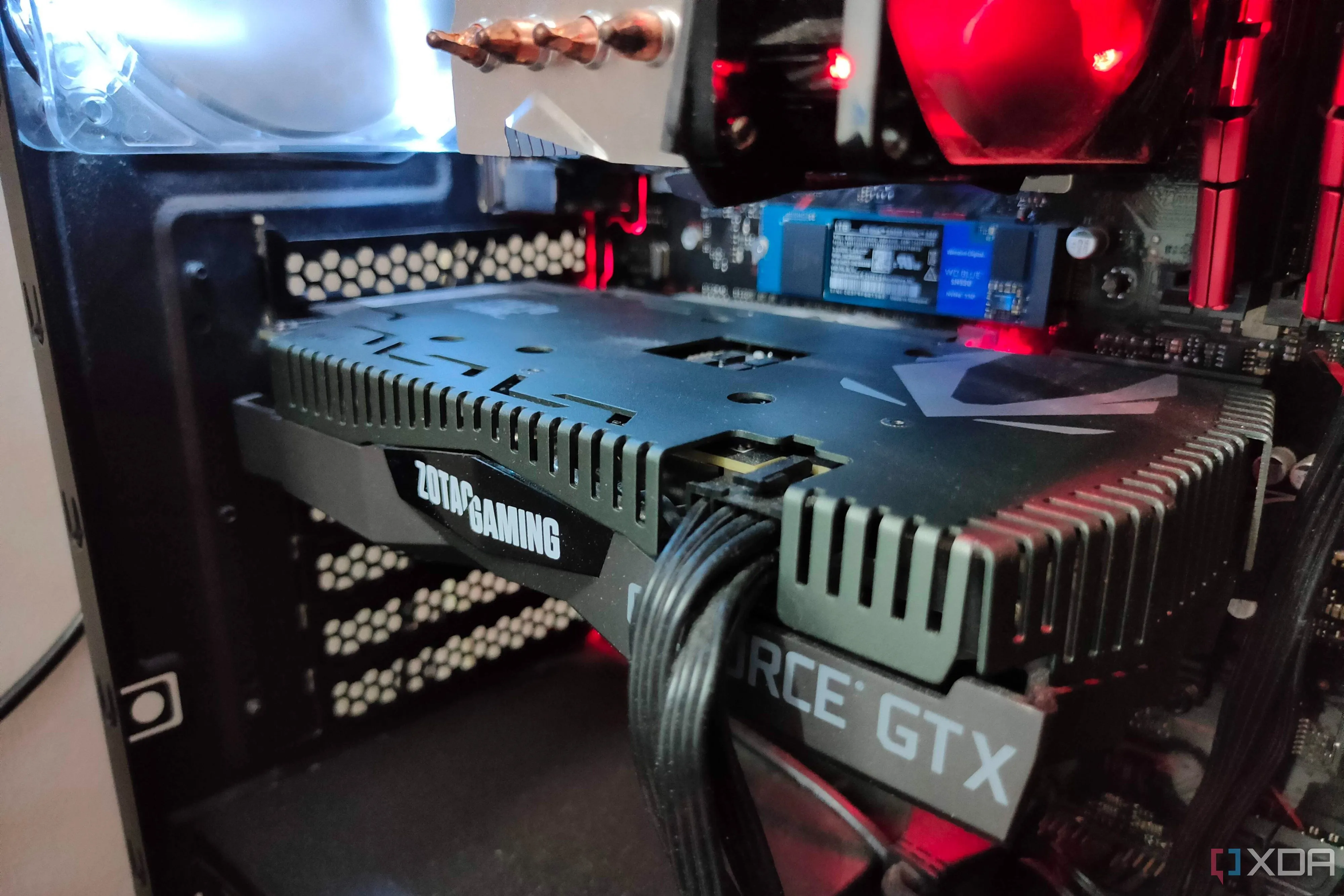 Card đồ họa GTX 1660 Ti bên trong bộ PC gaming, đại diện cho phân khúc GPU phổ thông trước đây
