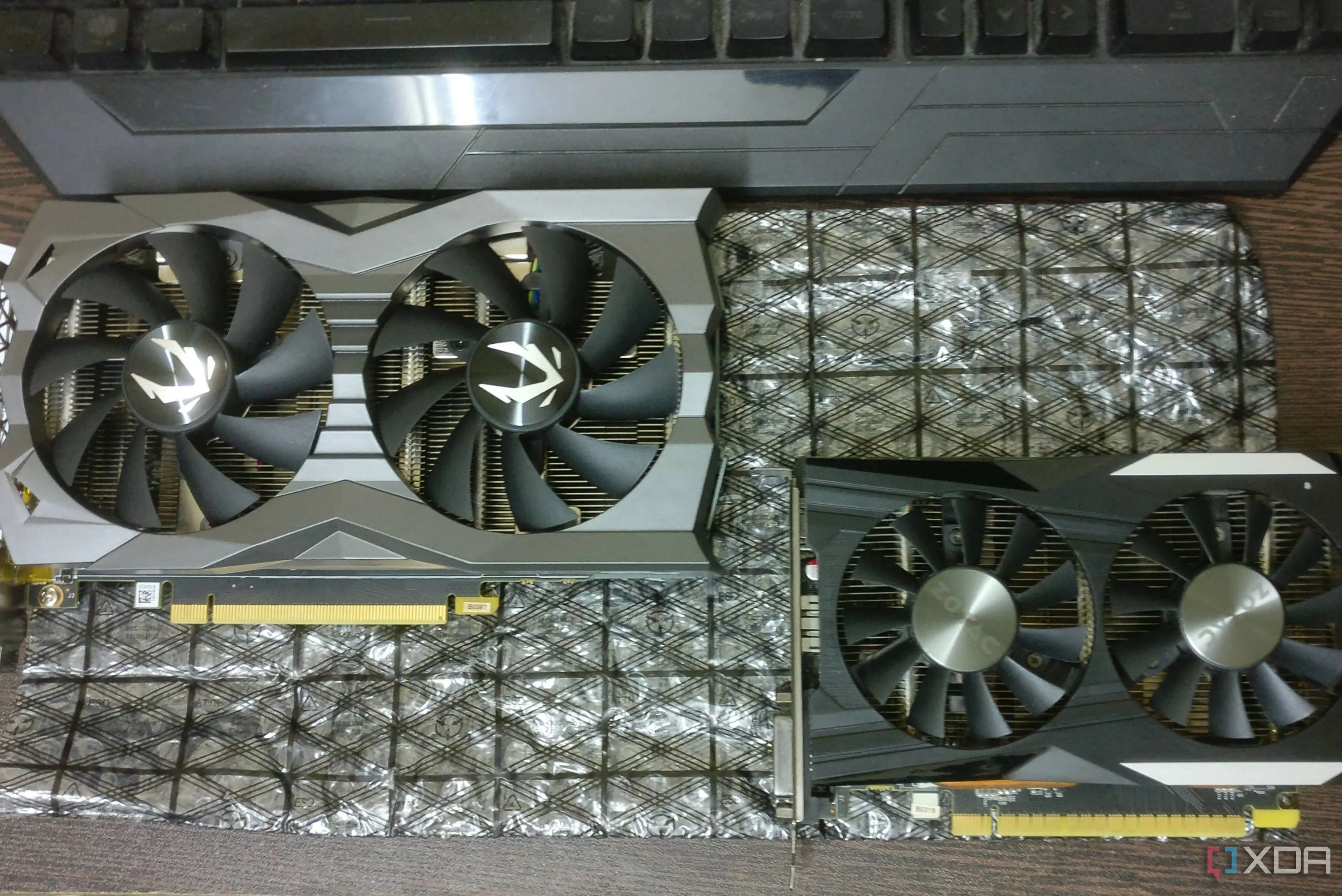 Card đồ họa GTX 1660 Ti và card đồ họa Low-profile GTX 1050 Ti đặt trên bàn