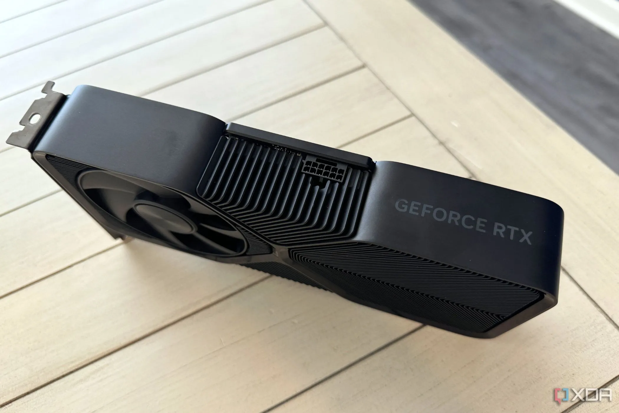 Card đồ họa Nvidia GeForce RTX 4070 Super Founders Edition dựng đứng