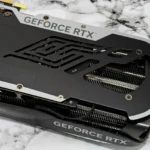 Card màn hình Zotac Gaming GeForce RTX 4070 Super Trinity Black Edition với bộ tản nhiệt được nhìn thấy một phần