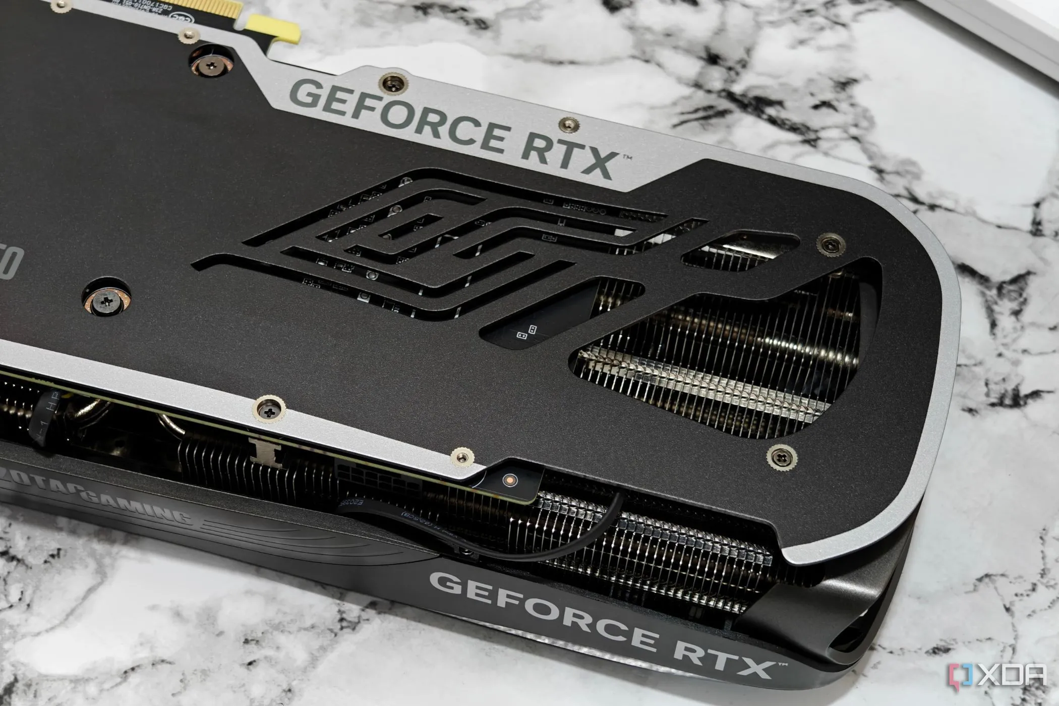 Card màn hình Zotac Gaming GeForce RTX 4070 Super Trinity Black Edition với bộ tản nhiệt được nhìn thấy một phần