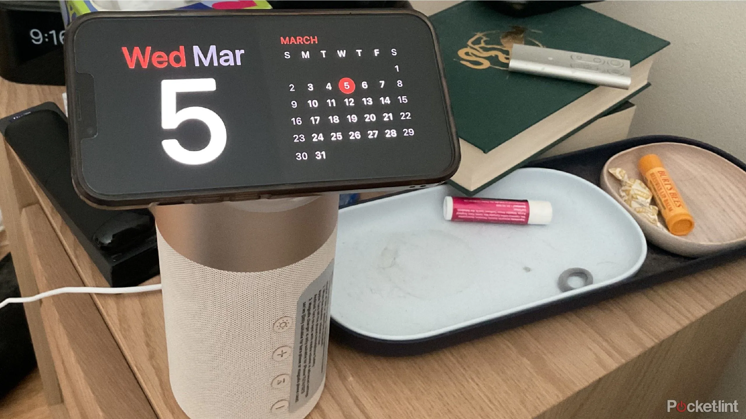 Chế độ Chờ (StandBy mode) của iPhone hiển thị widget lịch, một tính năng hữu ích trong thực tế