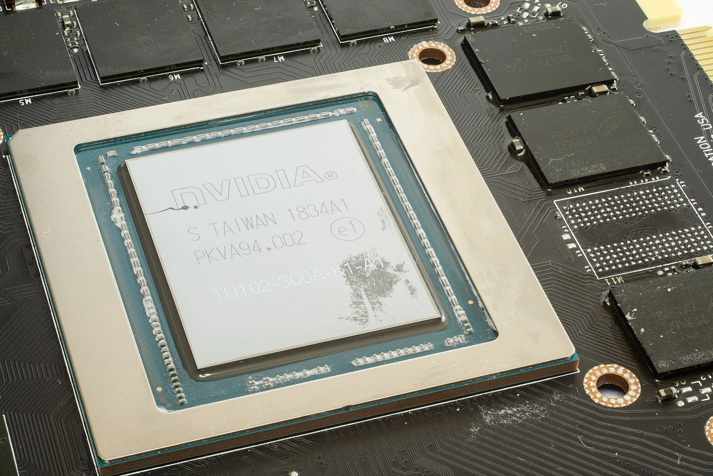 Chip xử lý GPU (die) và chip bộ nhớ VRAM trên bo mạch card đồ họa