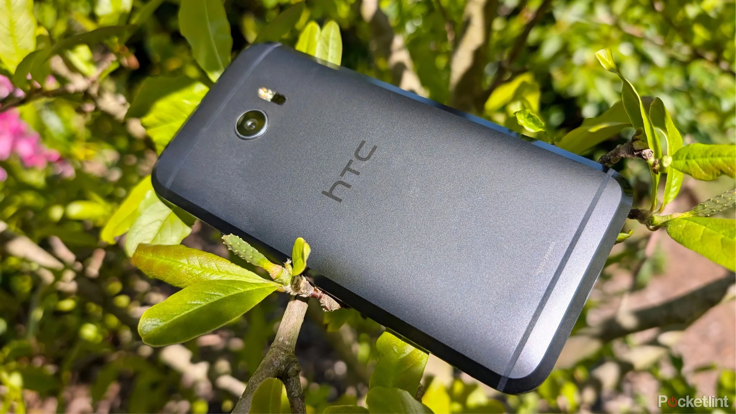 Cổng USB-C và loa ngoài trên cạnh dưới của HTC 10