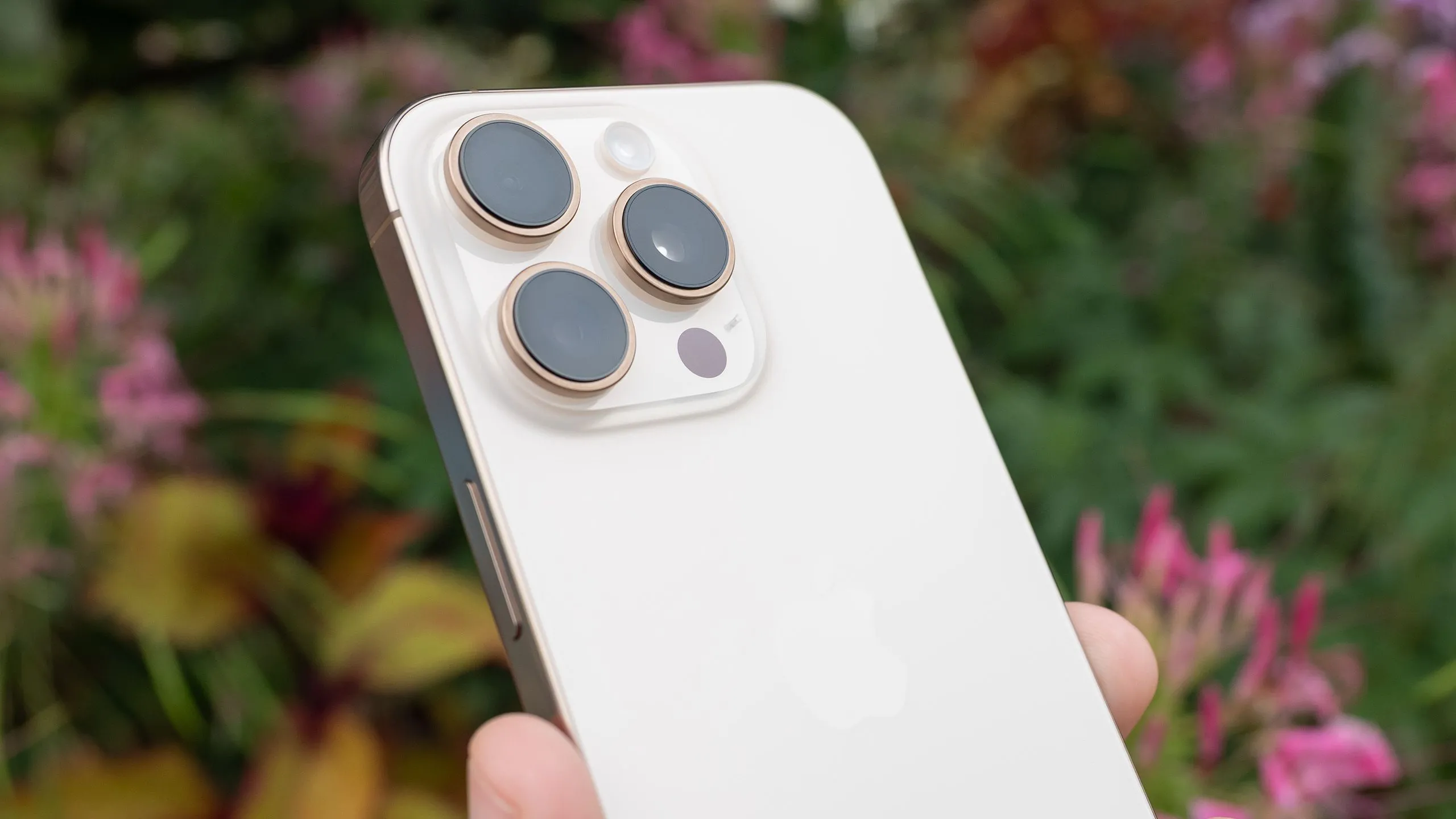 Cụm camera sau của mẫu điện thoại iPhone 16 Pro