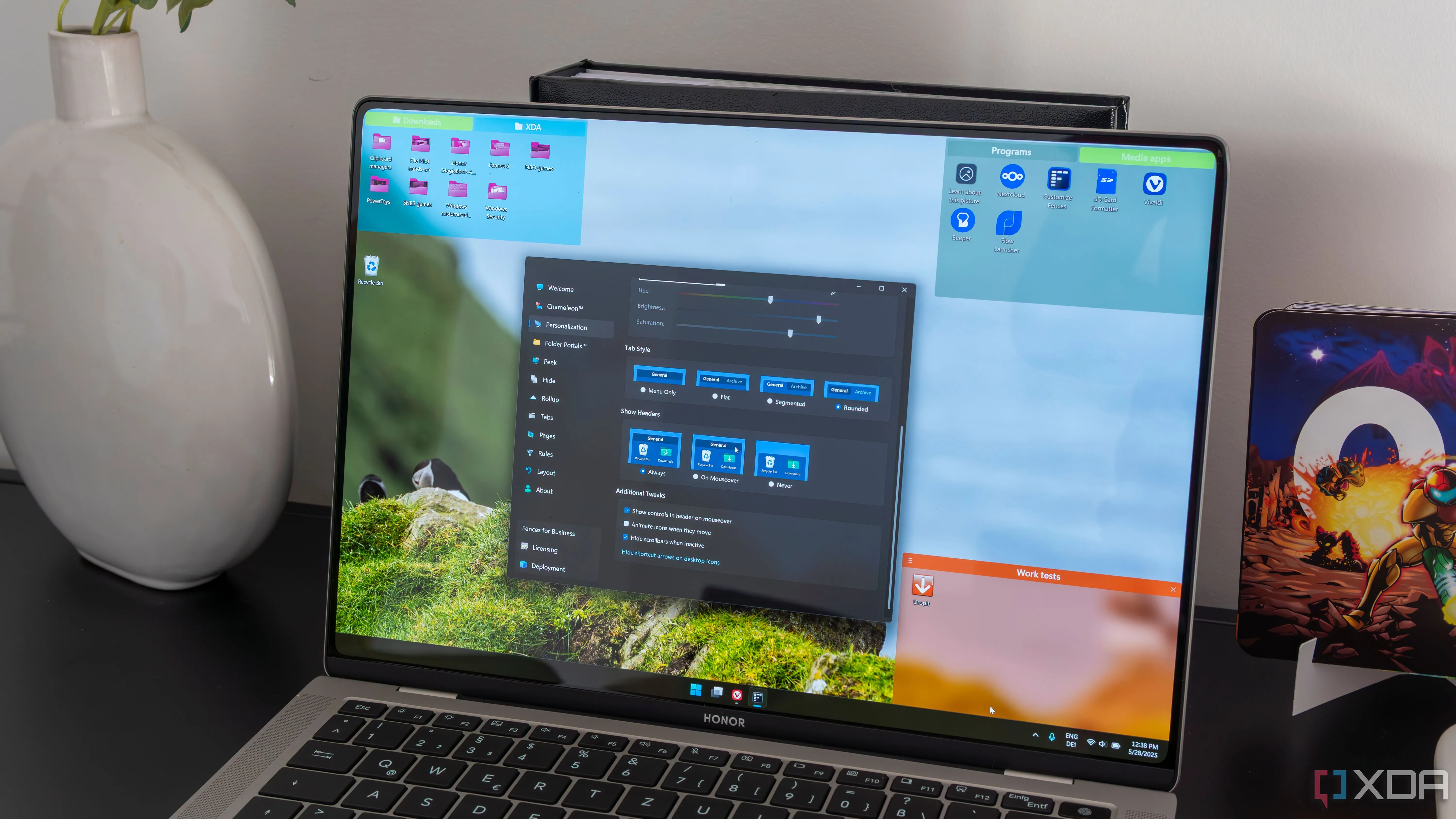 Giao diện desktop Windows 11 trên laptop sử dụng công cụ tùy chỉnh, thể hiện khả năng cá nhân hóa hệ điều hành