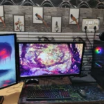 Góc làm việc với hai màn hình PC, một màn hình đặt dọc