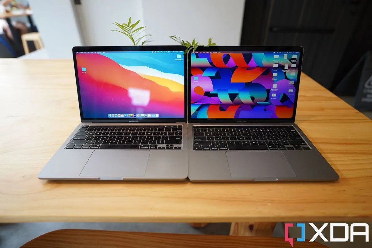 Hai mẫu MacBook Pro: phiên bản 13 inch dùng chip Intel năm 2020 và phiên bản 13 inch dùng chip Apple M2 năm 2022 đặt cạnh nhau