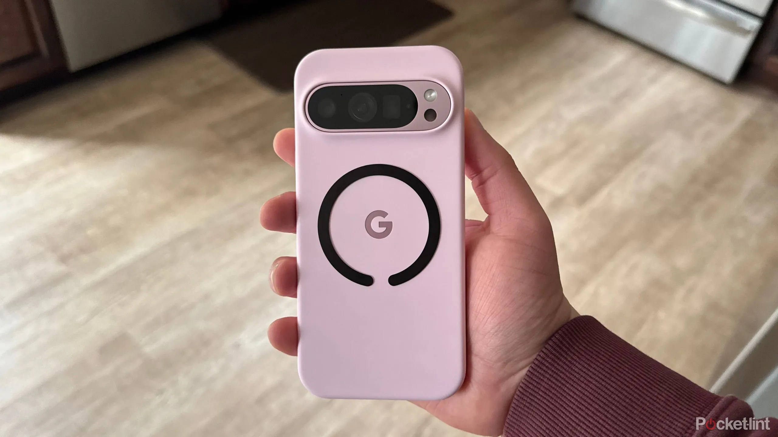 Hình ảnh Google Pixel 9 Pro với vòng MagSafe gắn ngoài