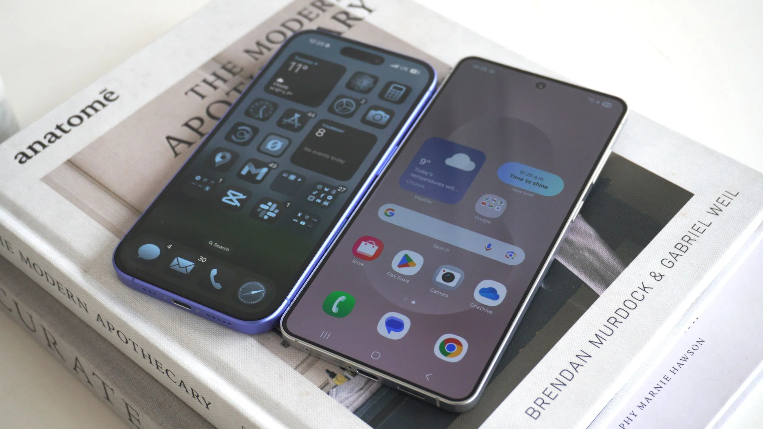 Hình ảnh minh họa điện thoại Android (Galaxy S25 Edge) và iPhone 16, thể hiện khả năng chuyển đổi eSIM giữa hai hệ điều hành.