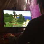 Hình ảnh người chơi đang trải nghiệm game party miễn phí trên Steam qua máy tính xách tay