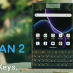 Hình ảnh teaser của Unihertz Titan 2, nổi bật với bàn phím QWERTY vật lý và thiết kế gợi nhớ BlackBerry Passport.