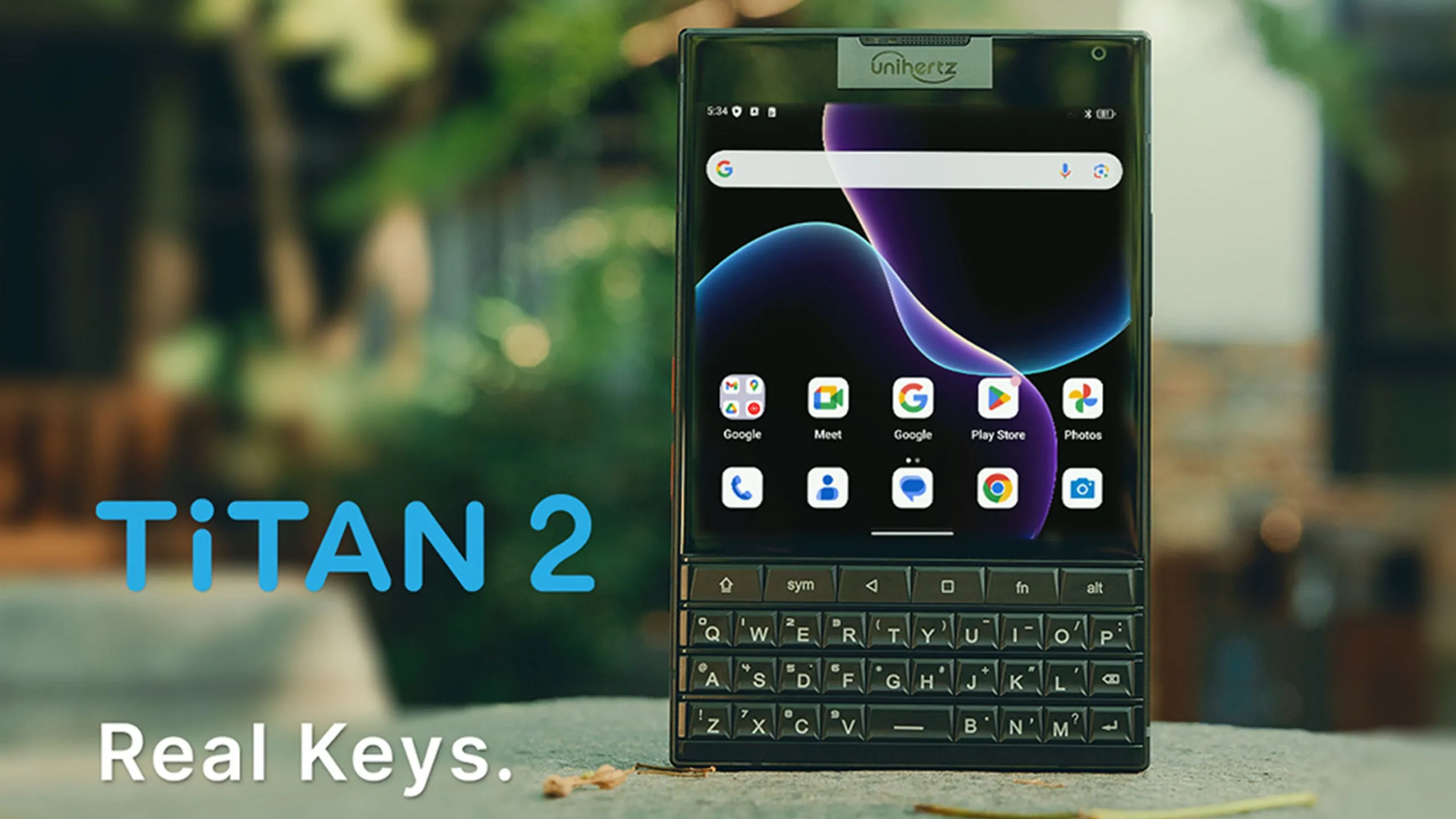 Hình ảnh teaser của Unihertz Titan 2, nổi bật với bàn phím QWERTY vật lý và thiết kế gợi nhớ BlackBerry Passport.