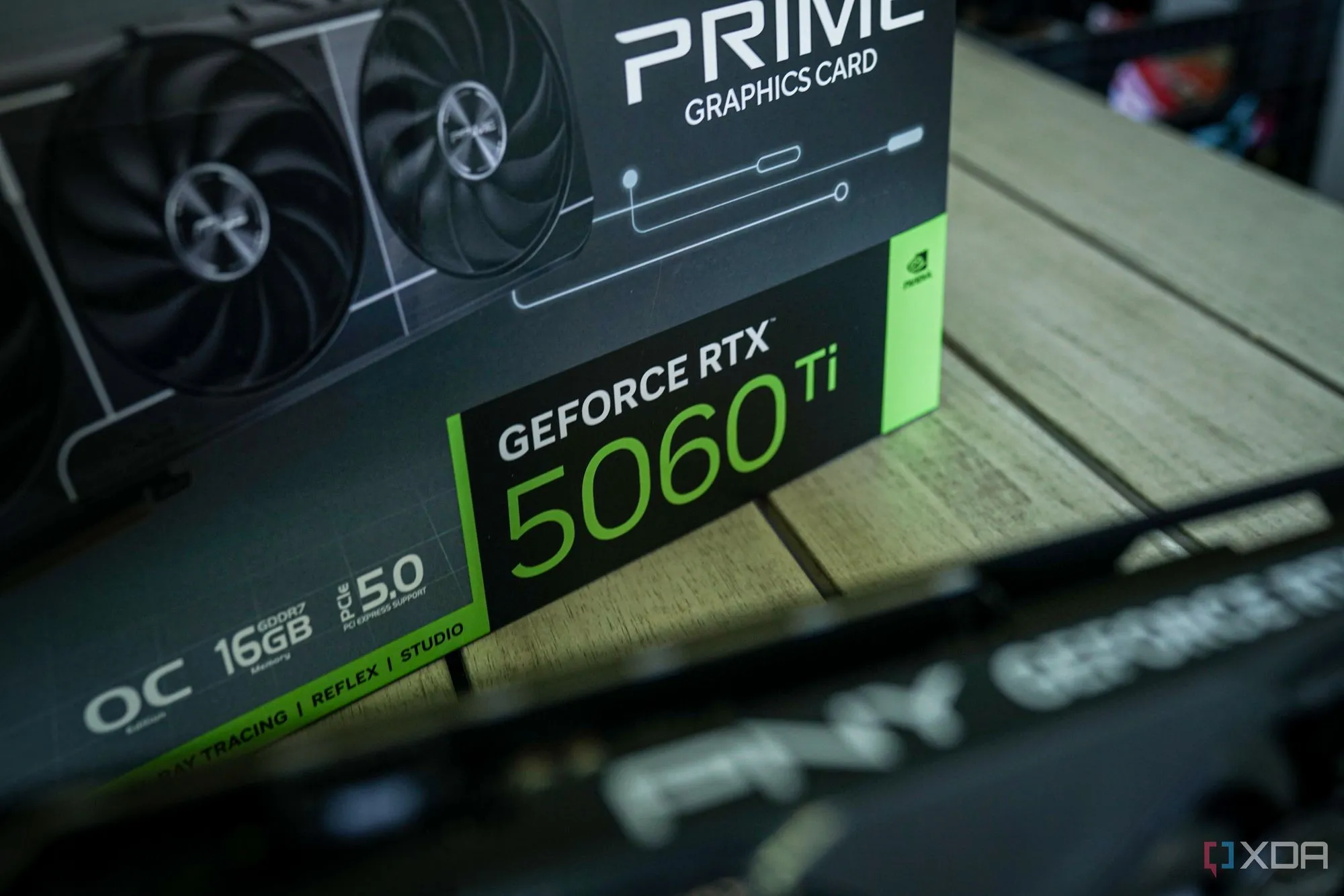 Hộp card đồ họa Nvidia RTX 5060 Ti, minh họa cho phiên bản VRAM 16GB của Nvidia