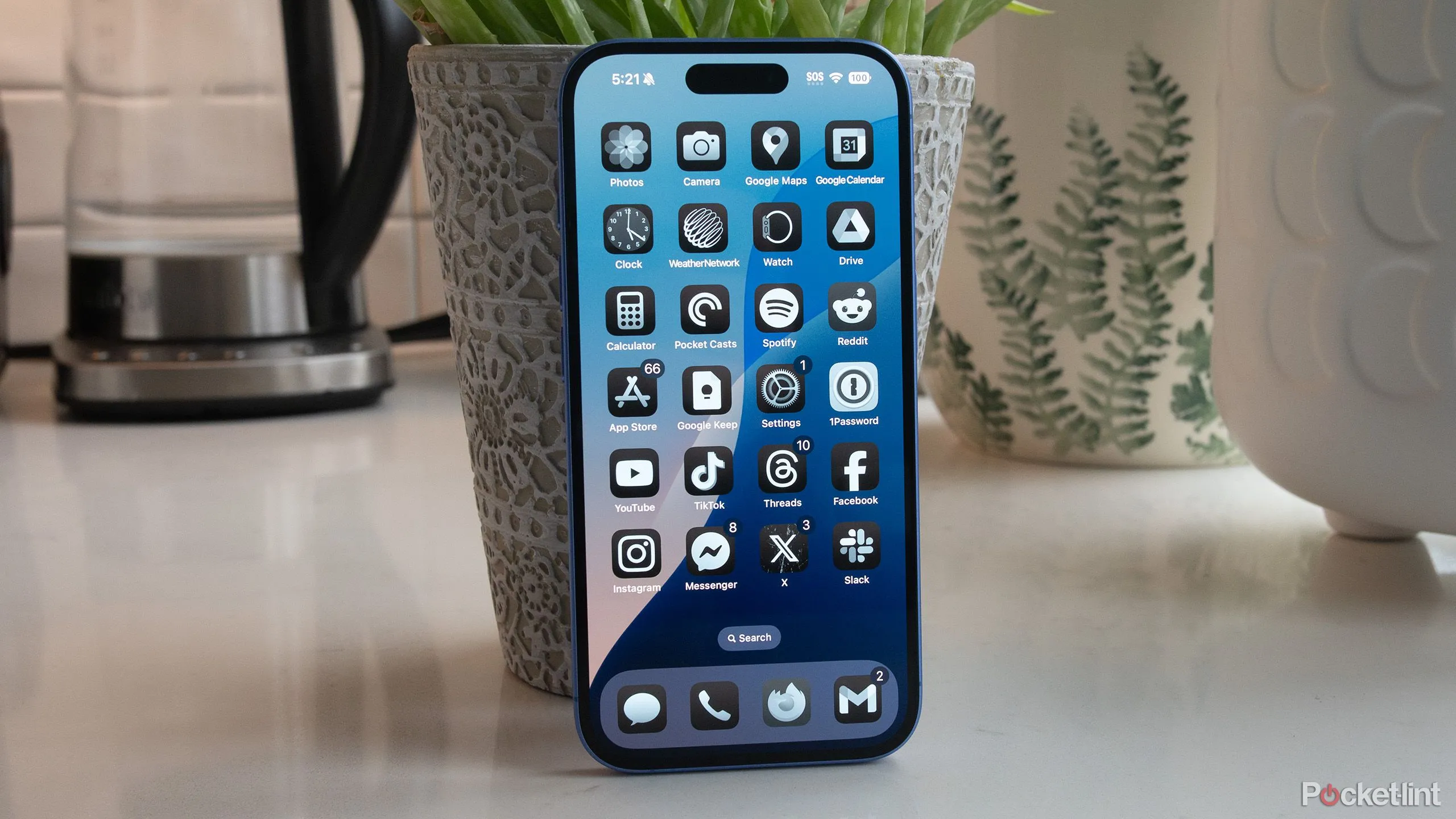 iPhone 16 Pro chạy iOS 26, giới thiệu tại WWDC 2025