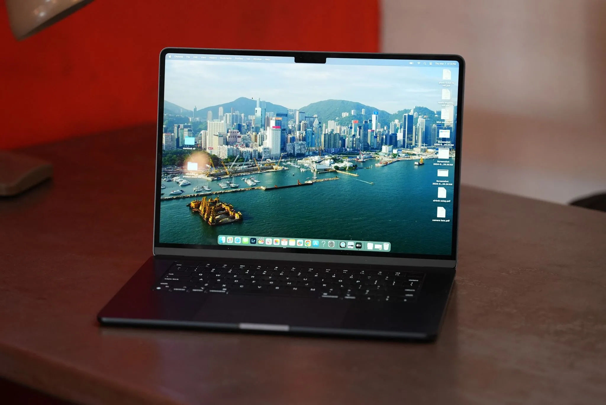 Laptop MacBook Air M3 đang chạy hệ điều hành macOS Tahoe