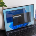 Laptop Windows 11 hiển thị cửa sổ terminal với lệnh Tailscale Funnel