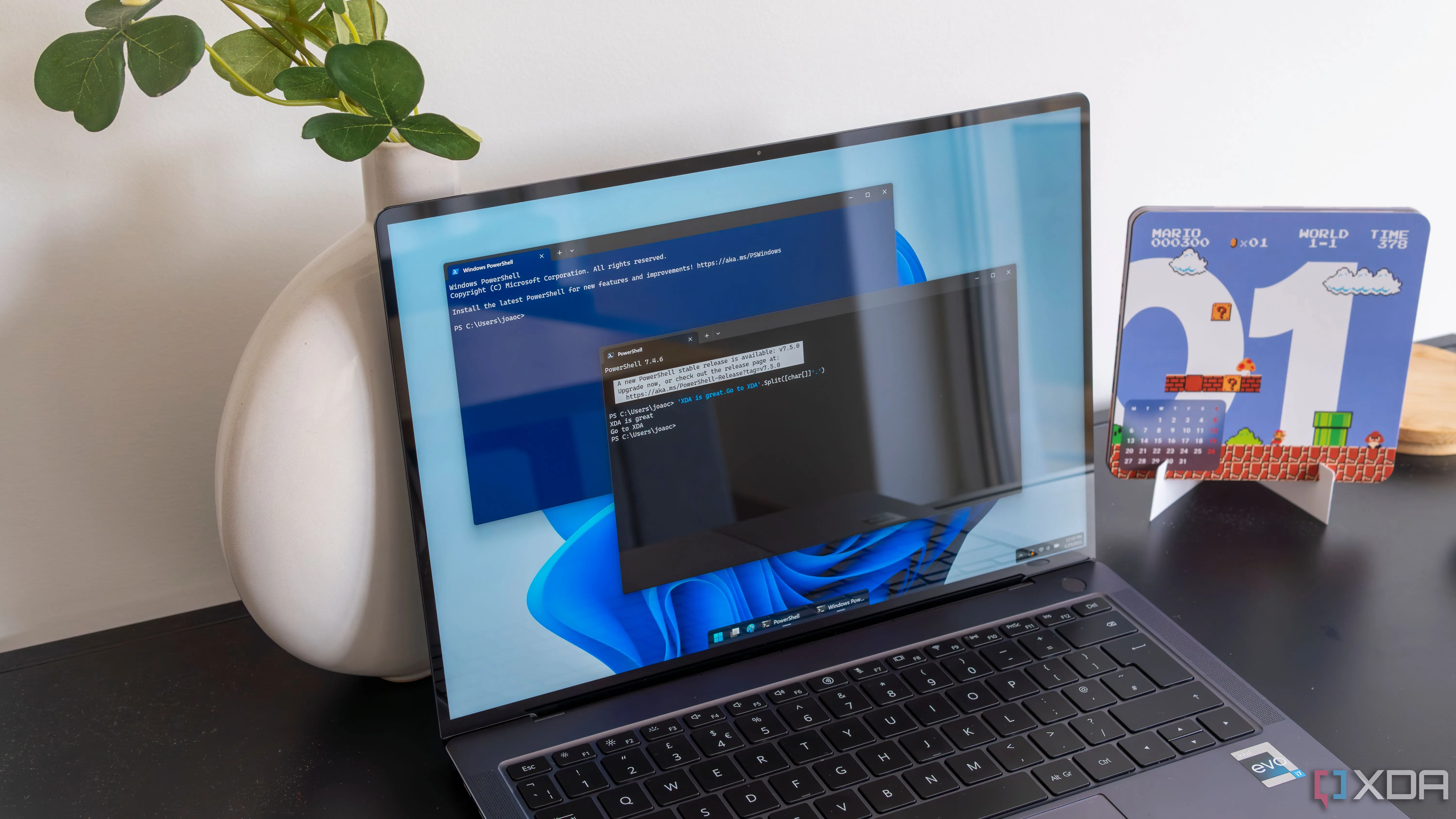 Laptop Windows 11 hiển thị cửa sổ terminal với lệnh Tailscale Funnel