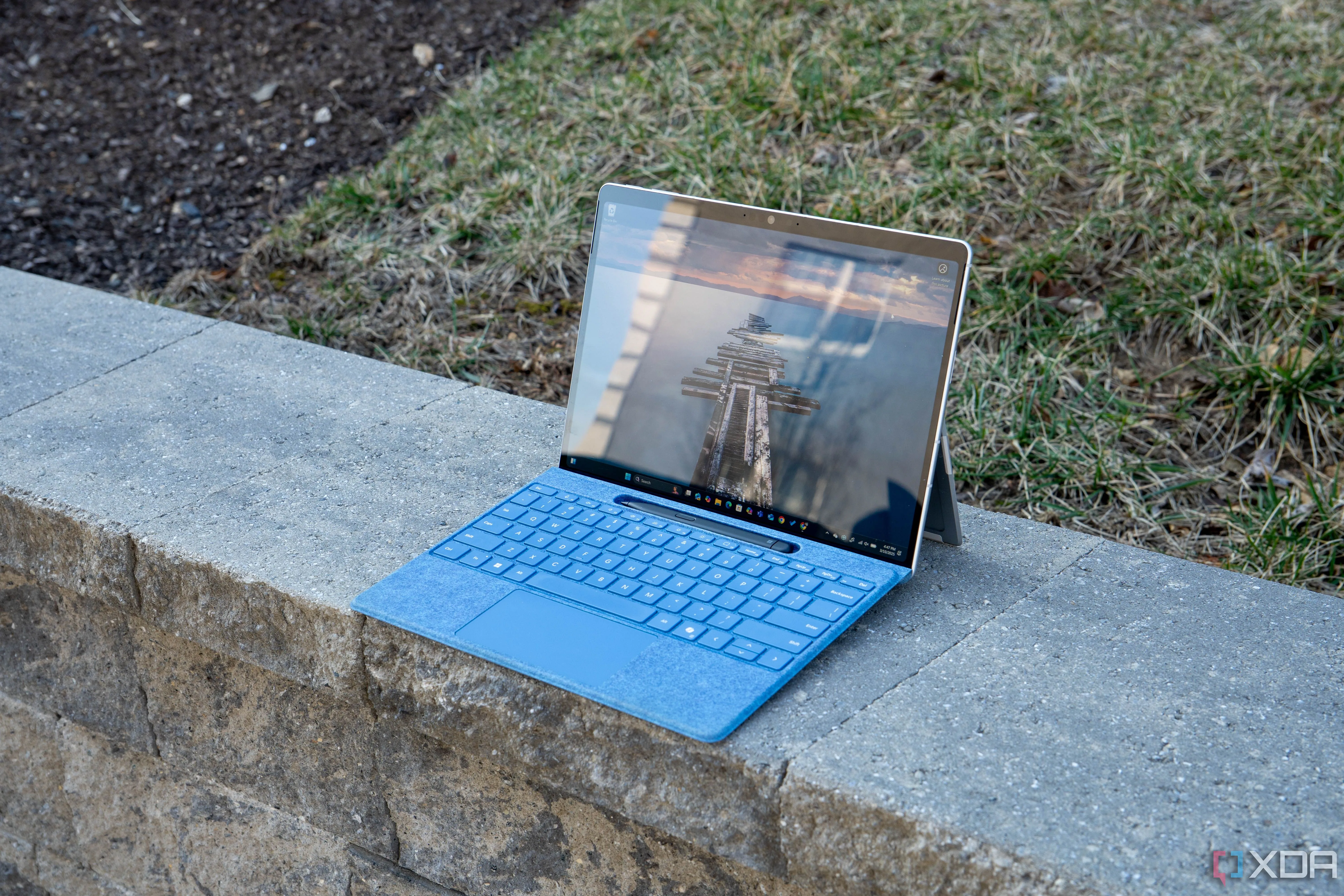 Màn hình Microsoft Surface Pro 11 hiển thị nội dung sống động