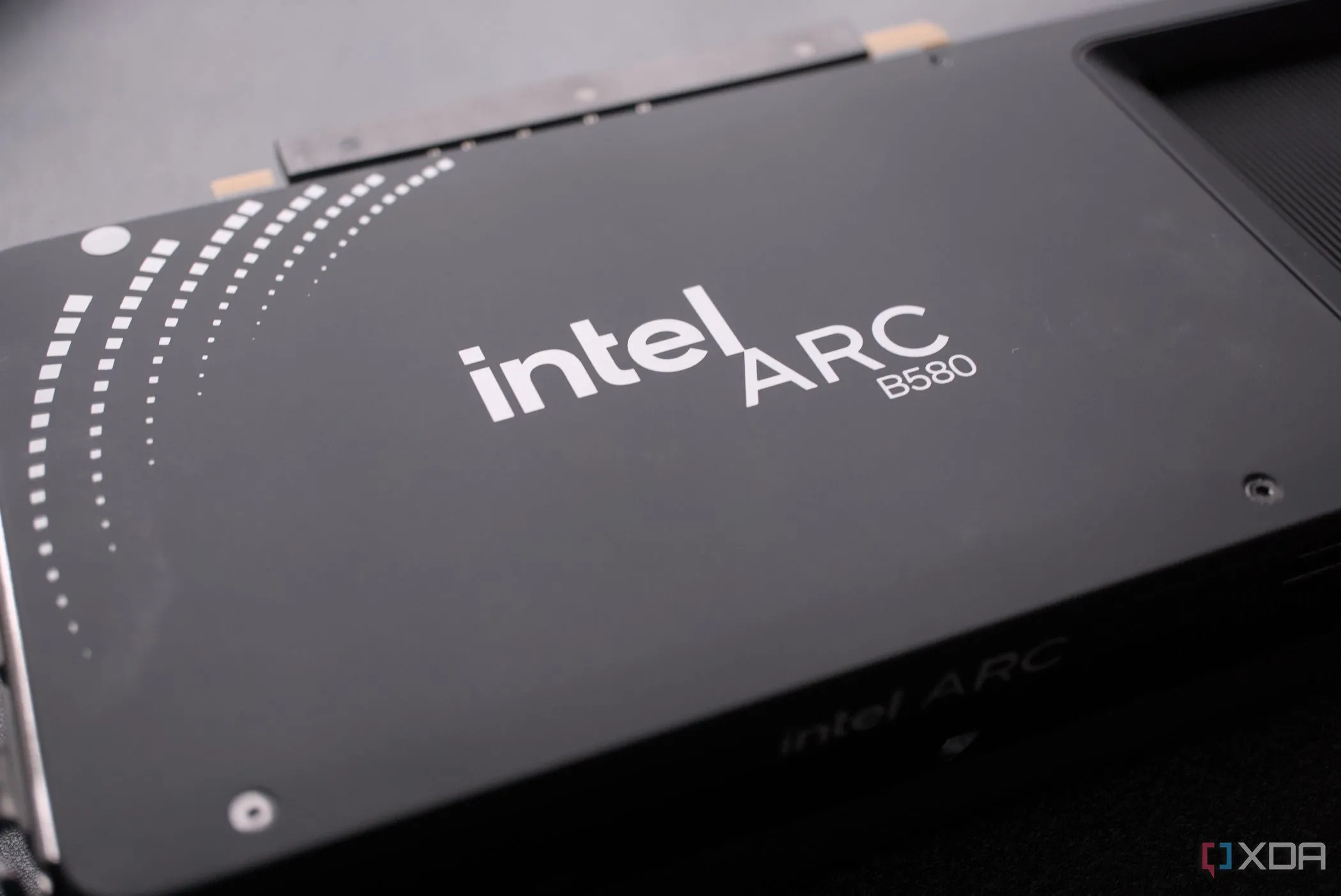 Mặt sau card đồ họa Intel Arc B580, một trong số ít các mẫu GPU giá rẻ được ra mắt gần đây