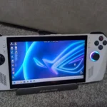 Máy chơi game cầm tay ROG Ally với màn hình hiển thị giao diện desktop Windows