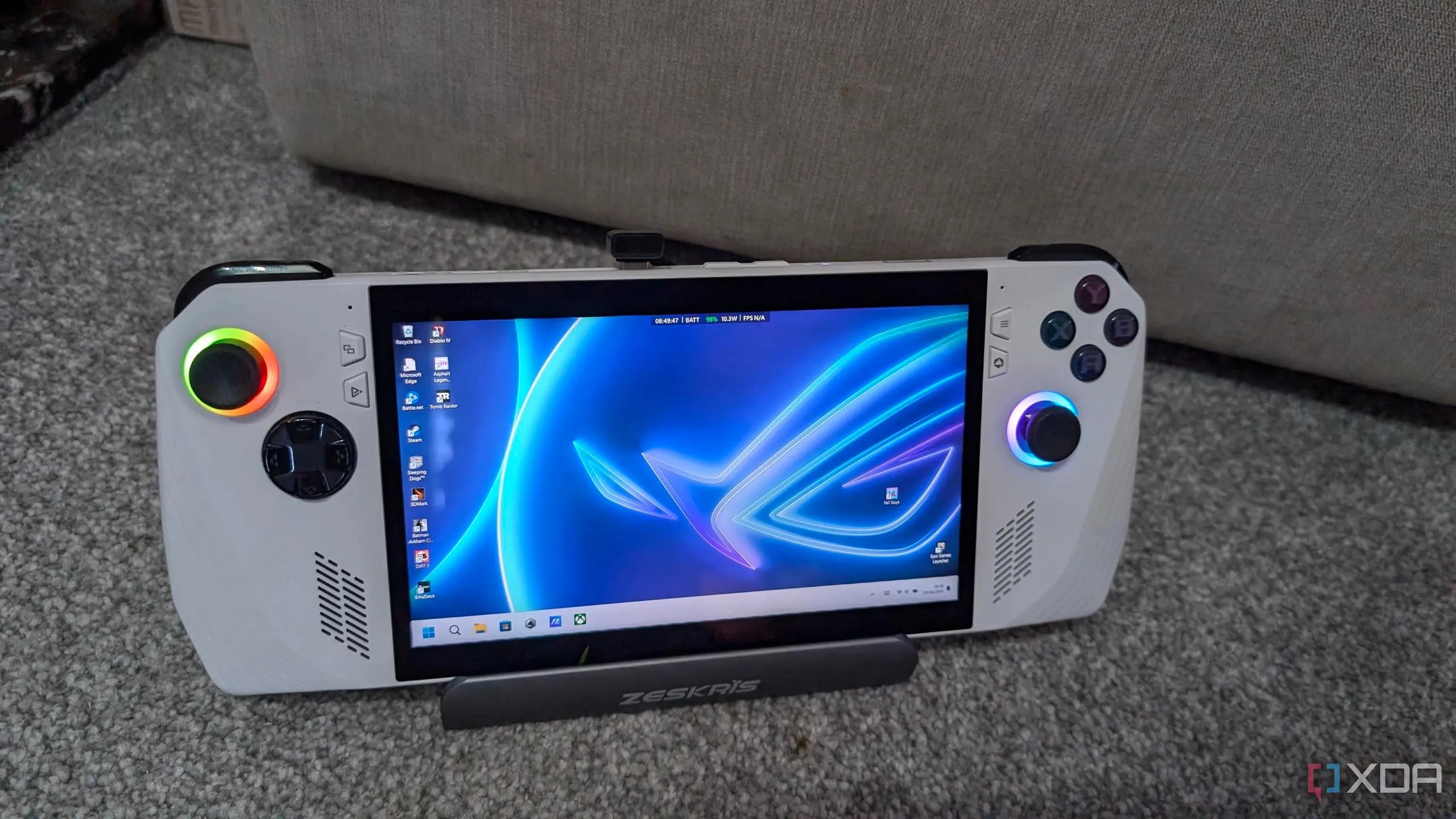 Máy chơi game cầm tay ROG Ally với màn hình hiển thị giao diện desktop Windows