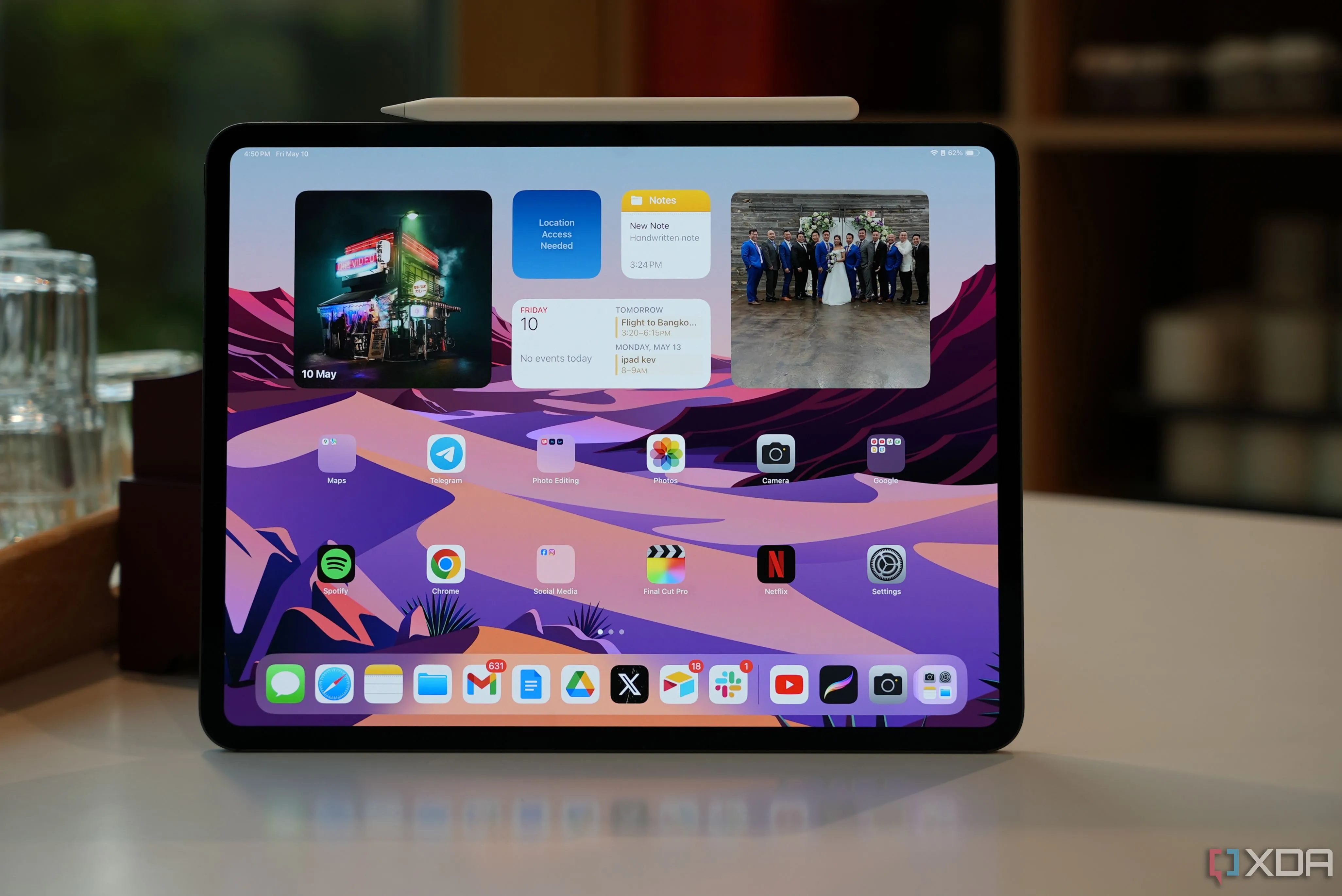 Máy tính bảng Apple iPad Air M3 màu xanh trên bàn làm việc