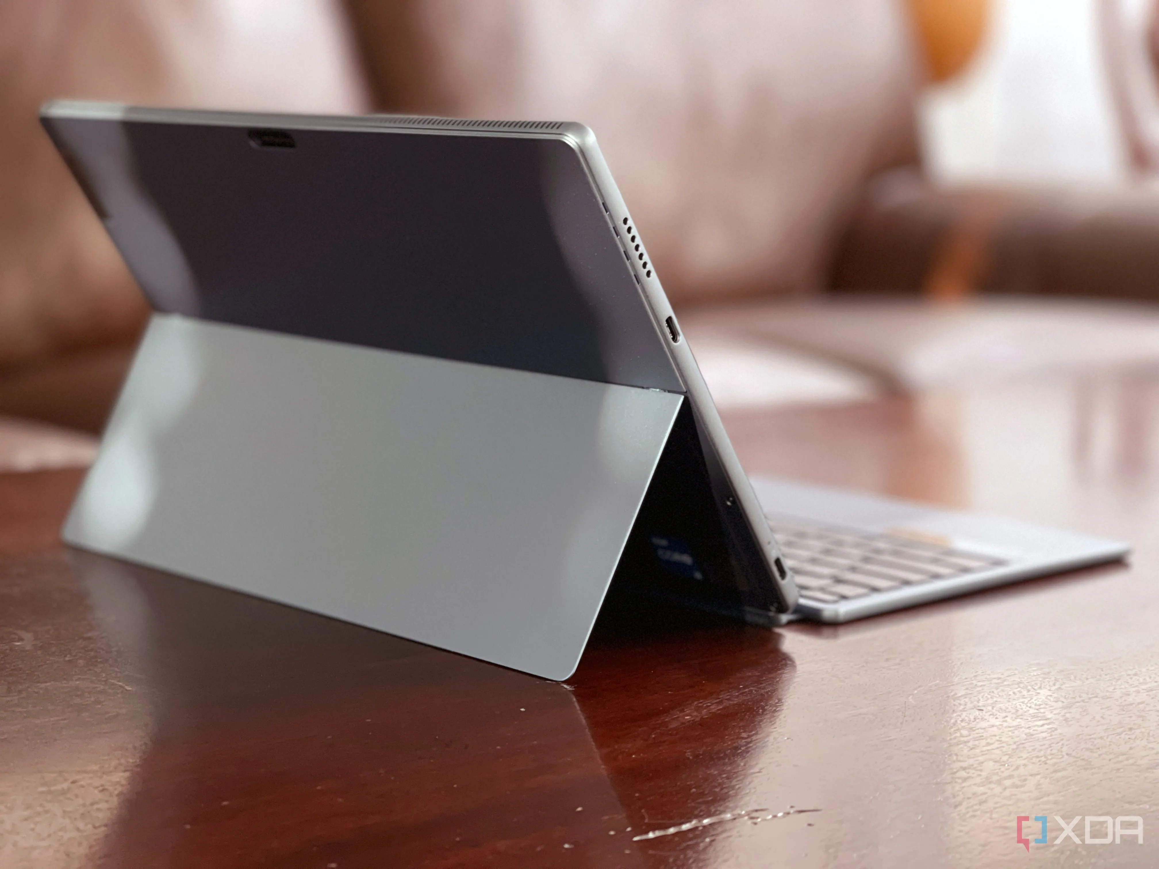 Máy tính bảng Lenovo IdeaPad Duet 5 với bàn phím rời trong không gian phòng khách
