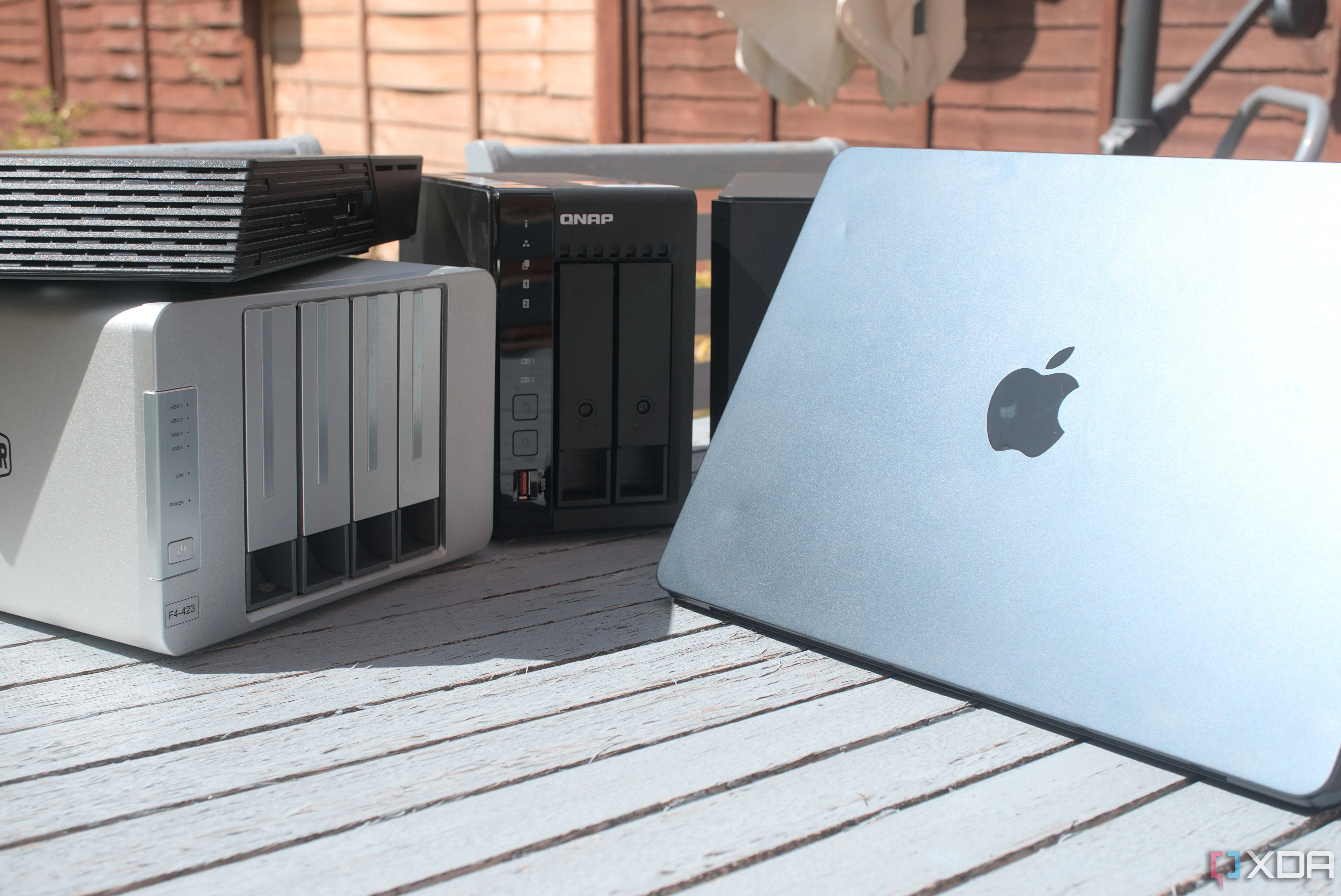 Máy tính MacBook kết nối tới NAS, minh họa việc quản lý dữ liệu và snapshot