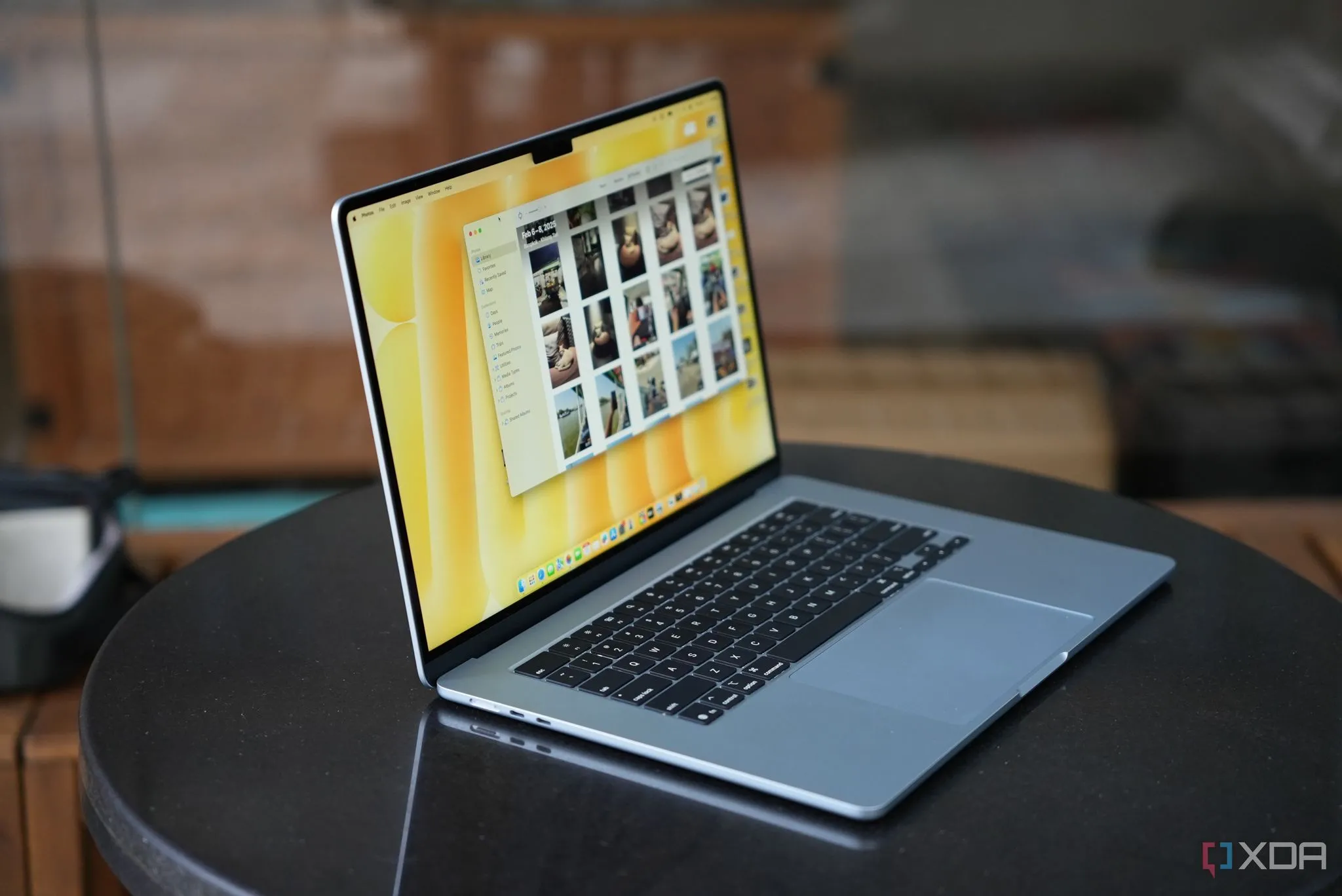 Máy tính xách tay MacBook Air M4 màu bạc đặt trên bàn