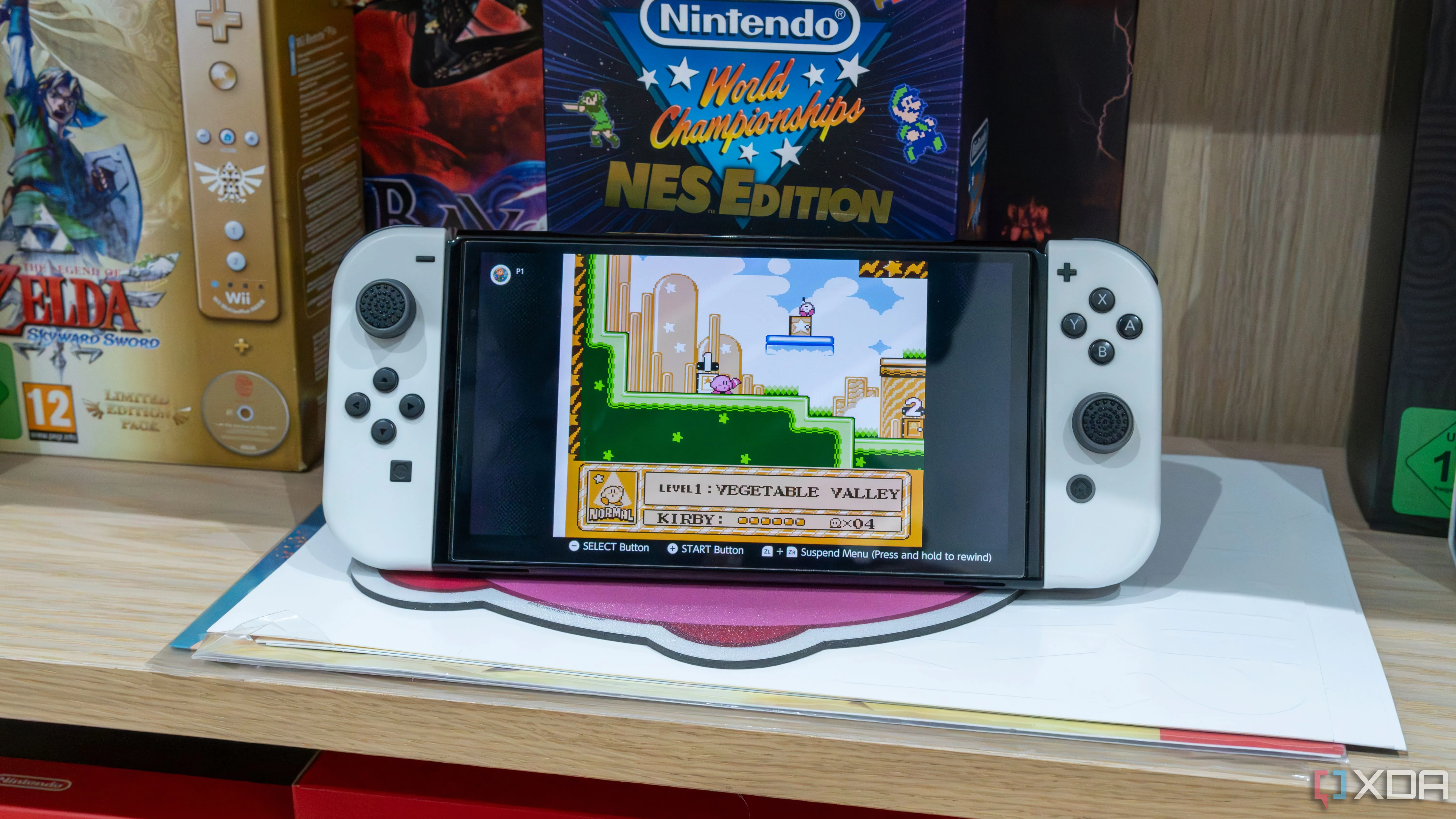 Một chiếc máy Nintendo Switch OLED đang chơi Kirby