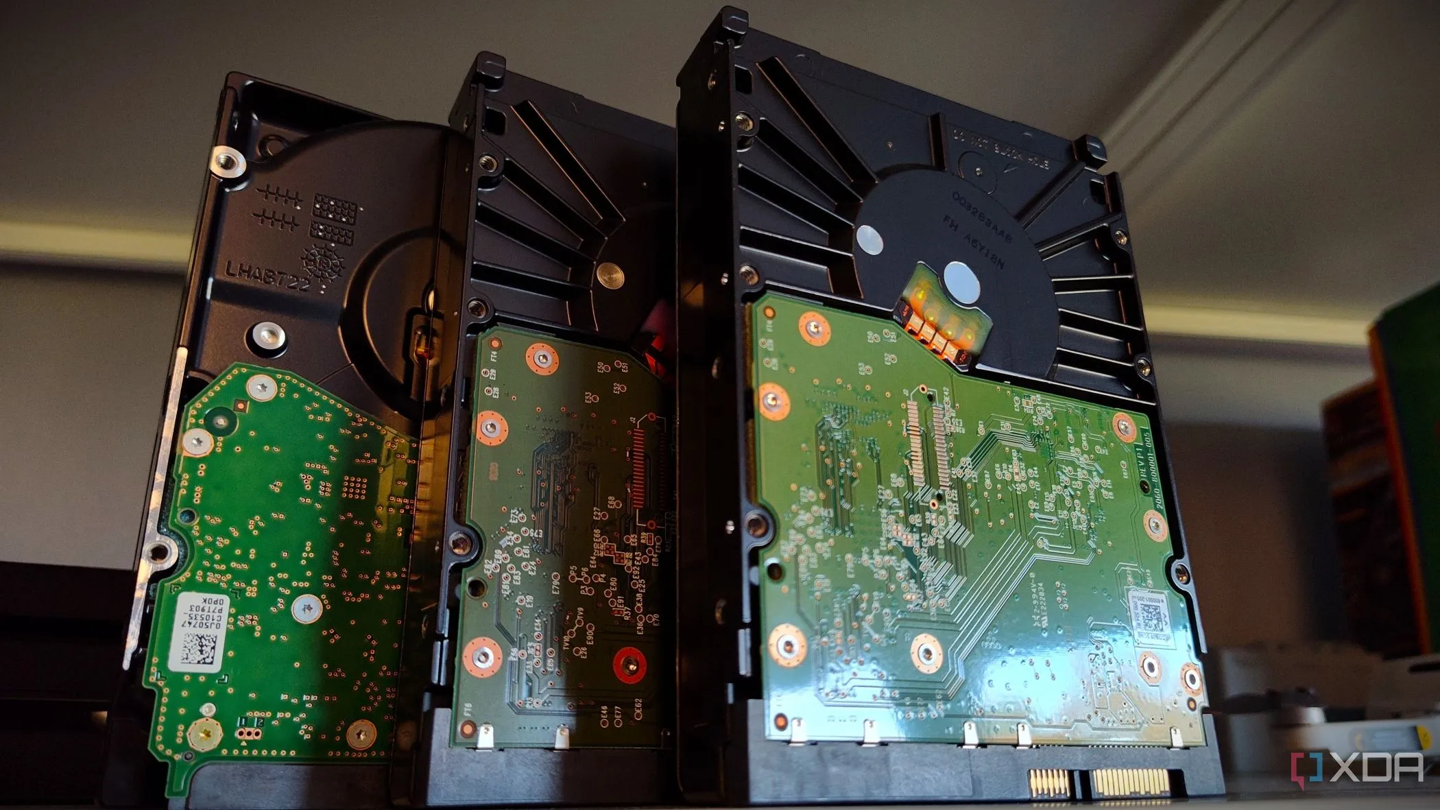 Một chồng các ổ cứng HDD nhìn từ phía sau