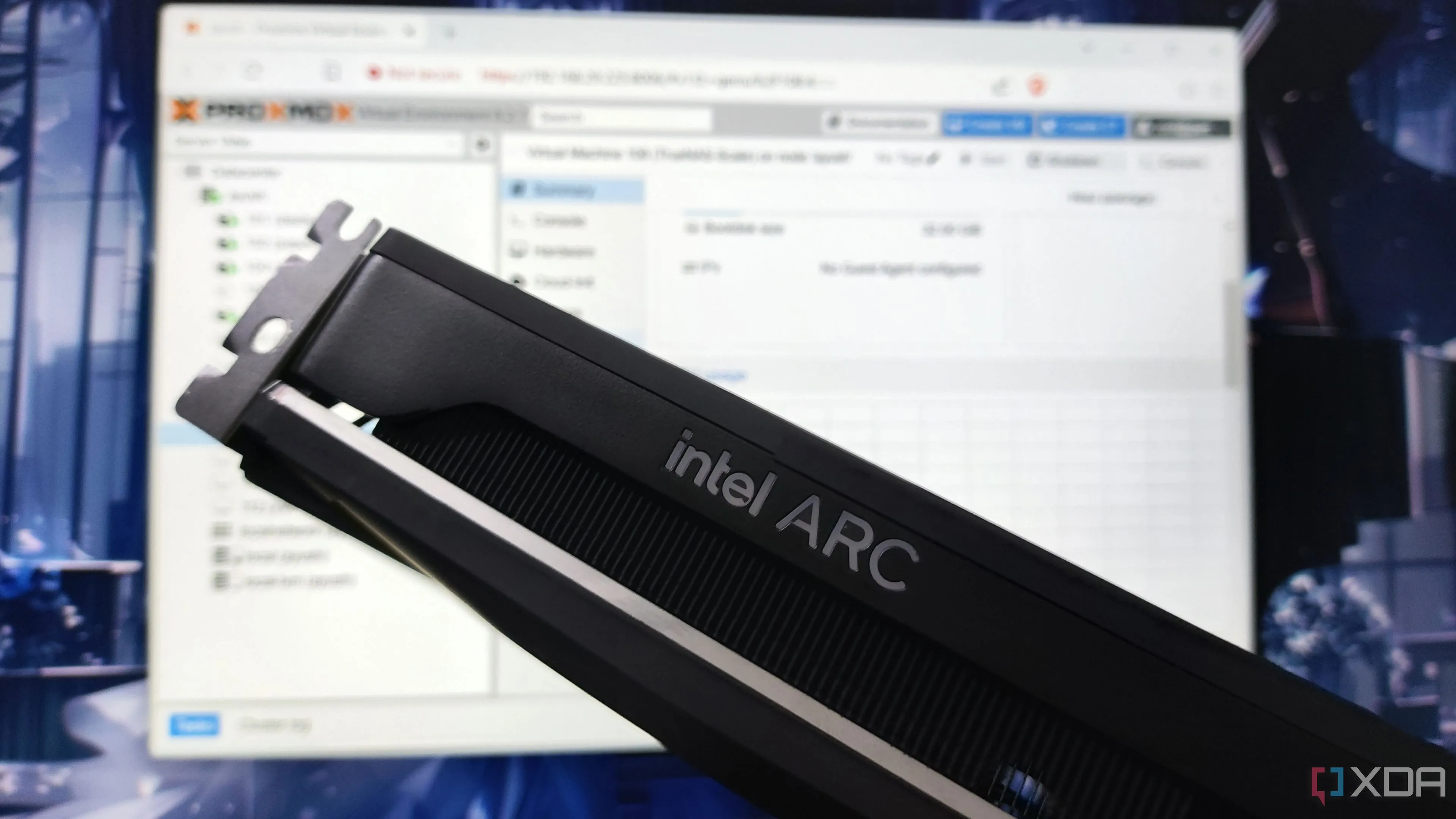 Một GPU Intel Arc lơ lửng trước màn hình
