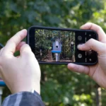 Một người đang sử dụng điện thoại Google Pixel 9 để chụp ảnh