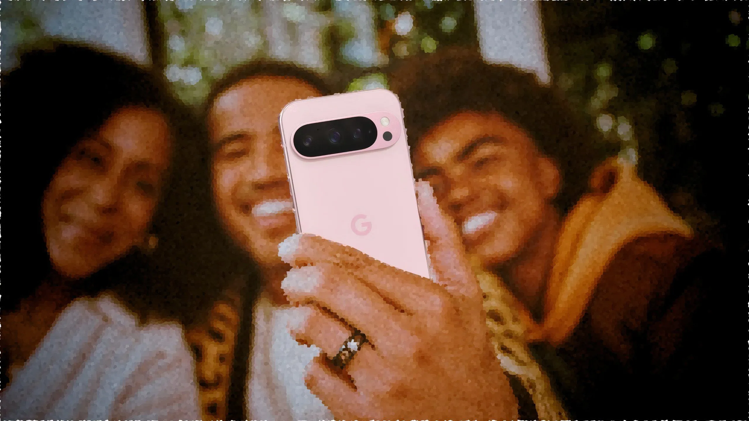 Một nhóm người đang chụp ảnh selfie bằng điện thoại Google Pixel 9 Pro