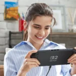 Người chơi sử dụng máy Nintendo Switch 2 ở chế độ handheld