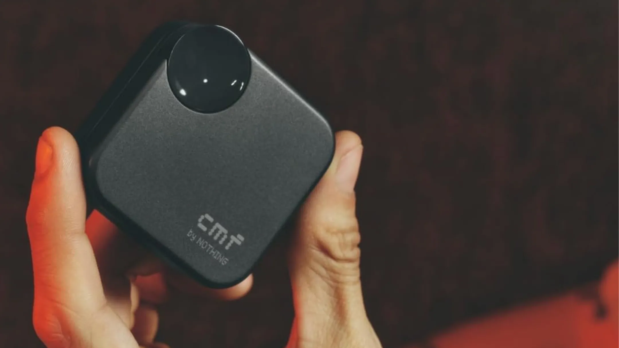 Người dùng cầm tai nghe không dây CMF Buds 2a