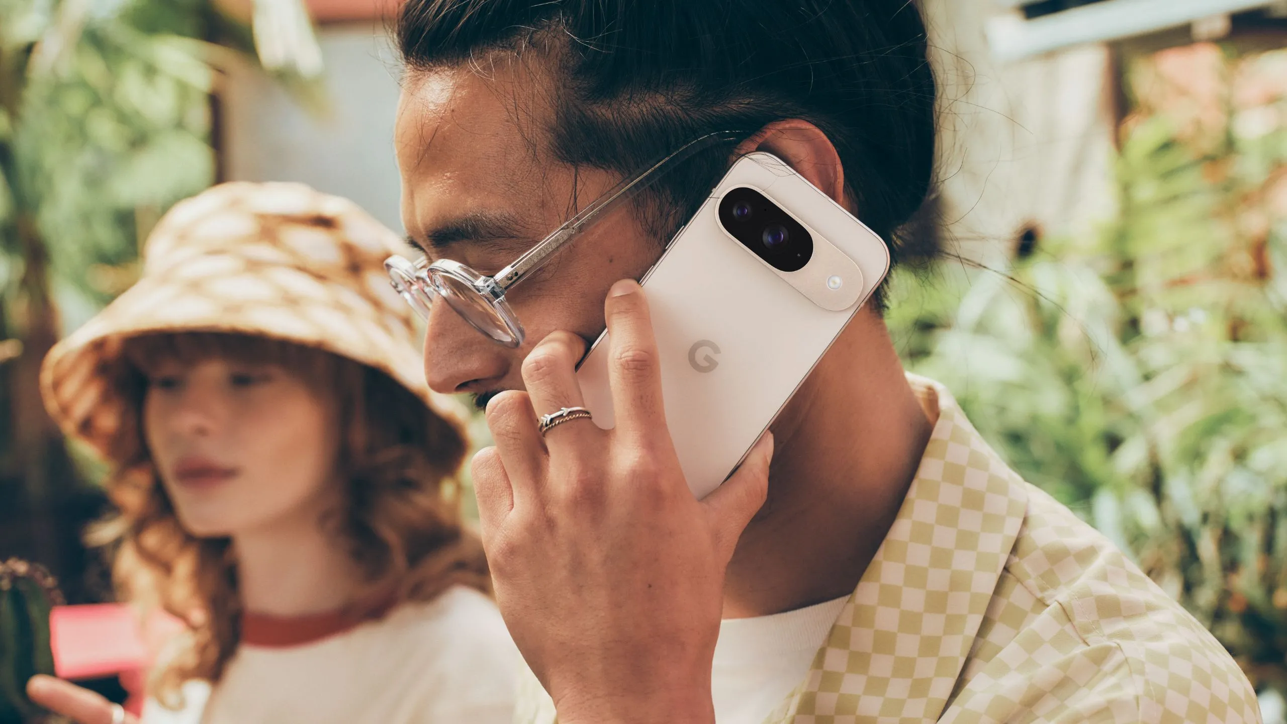 Người dùng sử dụng điện thoại Google Pixel